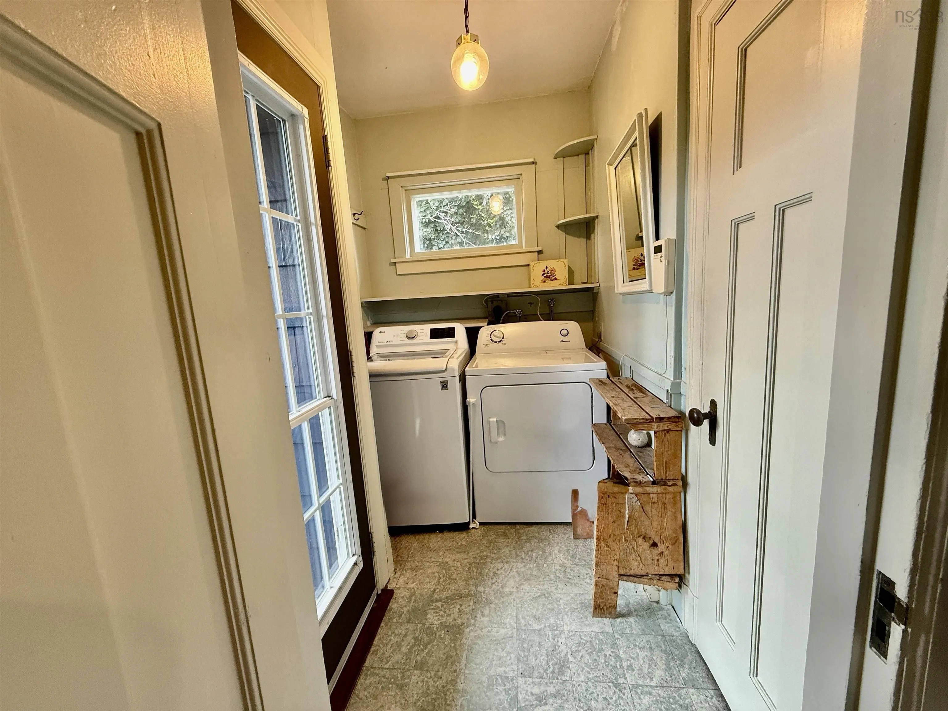 70 Victoria Road, Lunenburg, NS B0J 2C0, 3 Bedrooms Bedrooms, ,2 BathroomsBathrooms,Residential,For Sale,Victoria,202518020