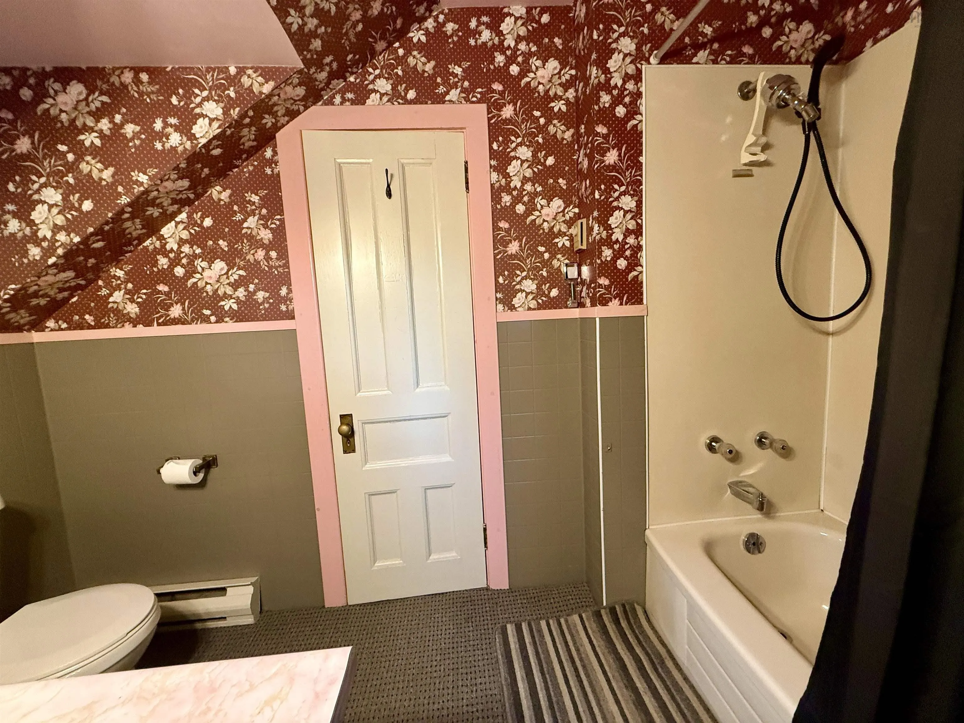 70 Victoria Road, Lunenburg, NS B0J 2C0, 3 Bedrooms Bedrooms, ,2 BathroomsBathrooms,Residential,For Sale,Victoria,202518020