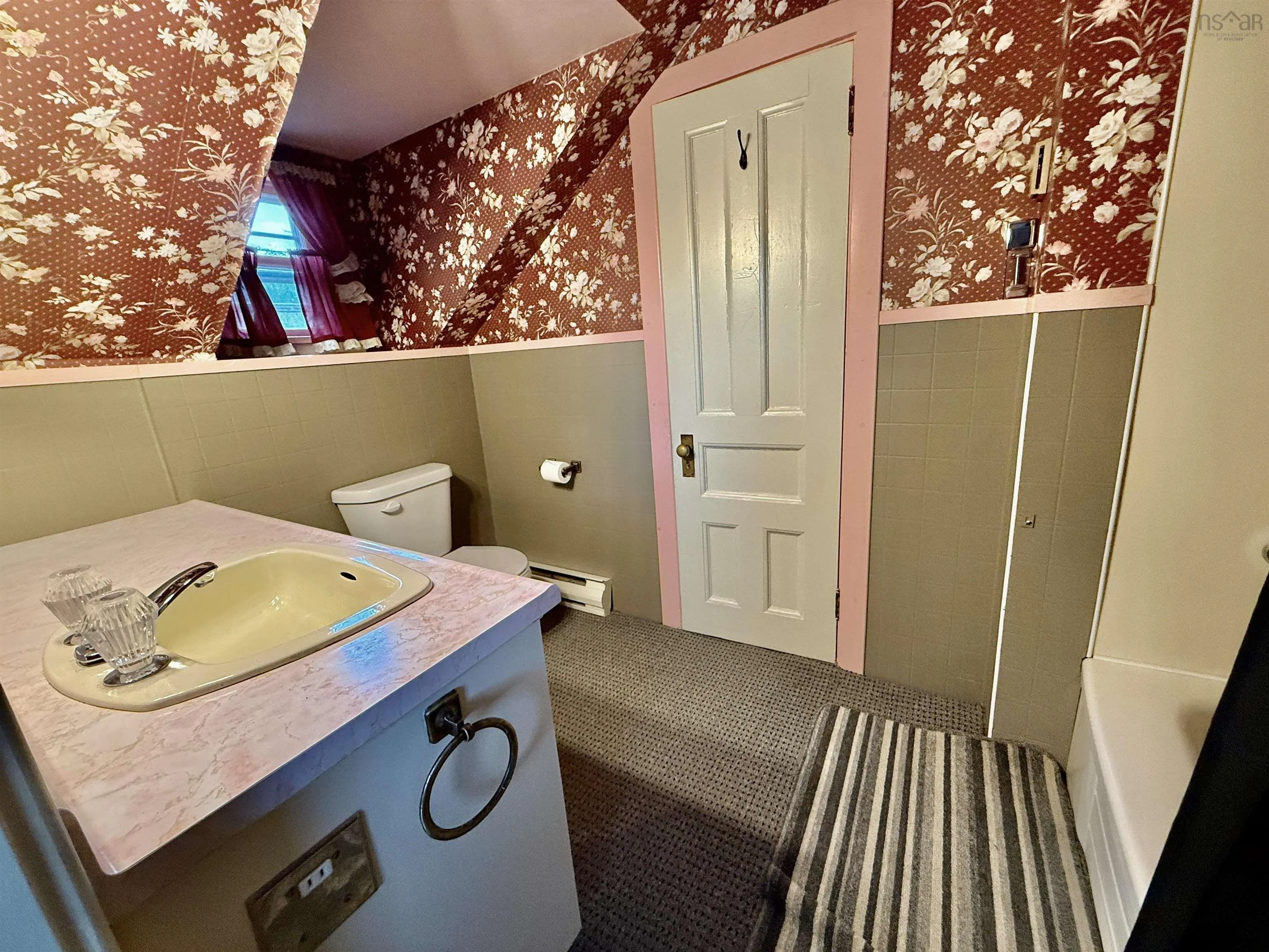70 Victoria Road, Lunenburg, NS B0J 2C0, 3 Bedrooms Bedrooms, ,2 BathroomsBathrooms,Residential,For Sale,Victoria,202518020