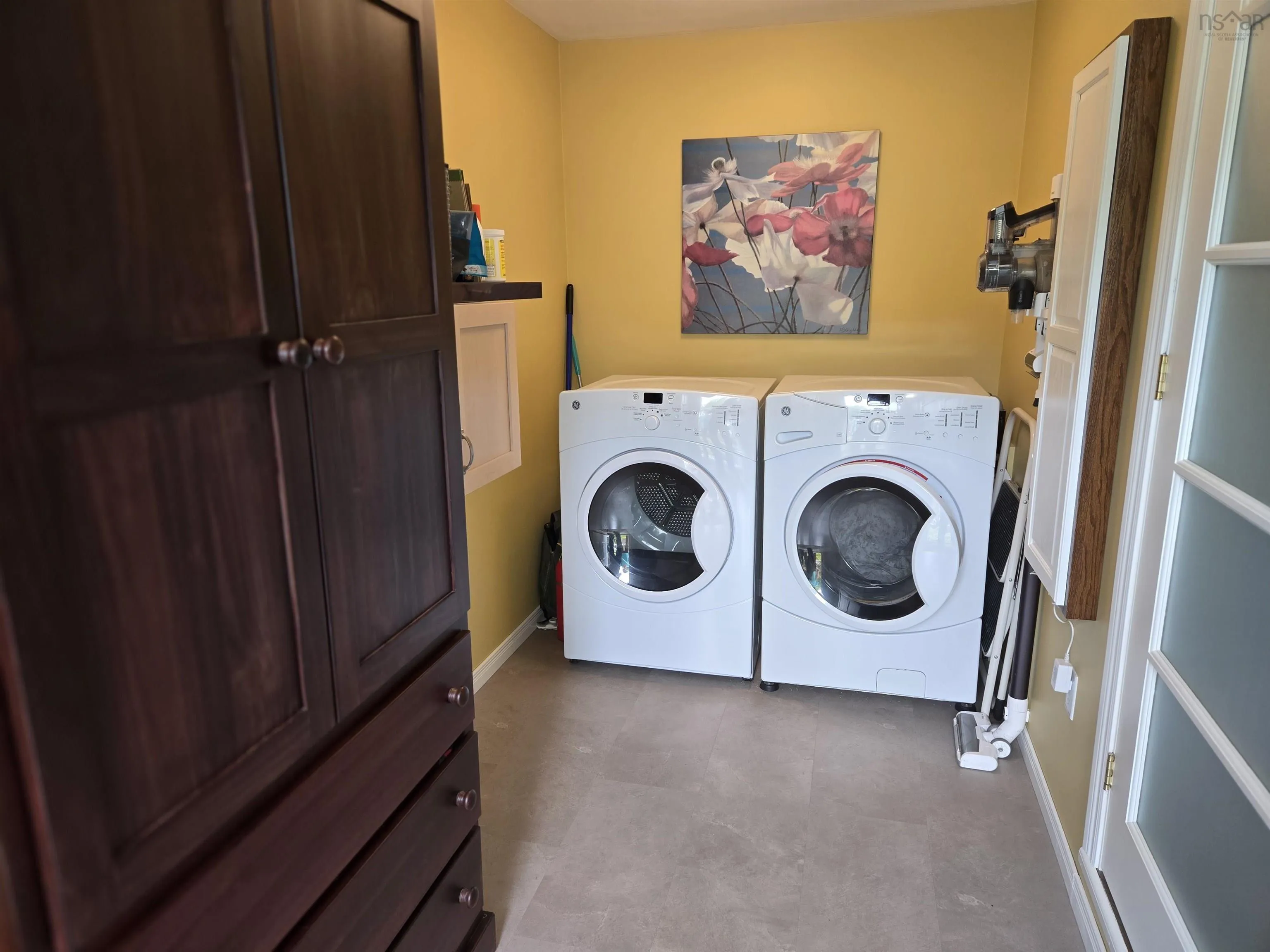 62 Hillcrest Street, Bridgewater, NS B4V 1S9, 4 Bedrooms Bedrooms, ,2 BathroomsBathrooms,Residential,For Sale,Hillcrest,202513230