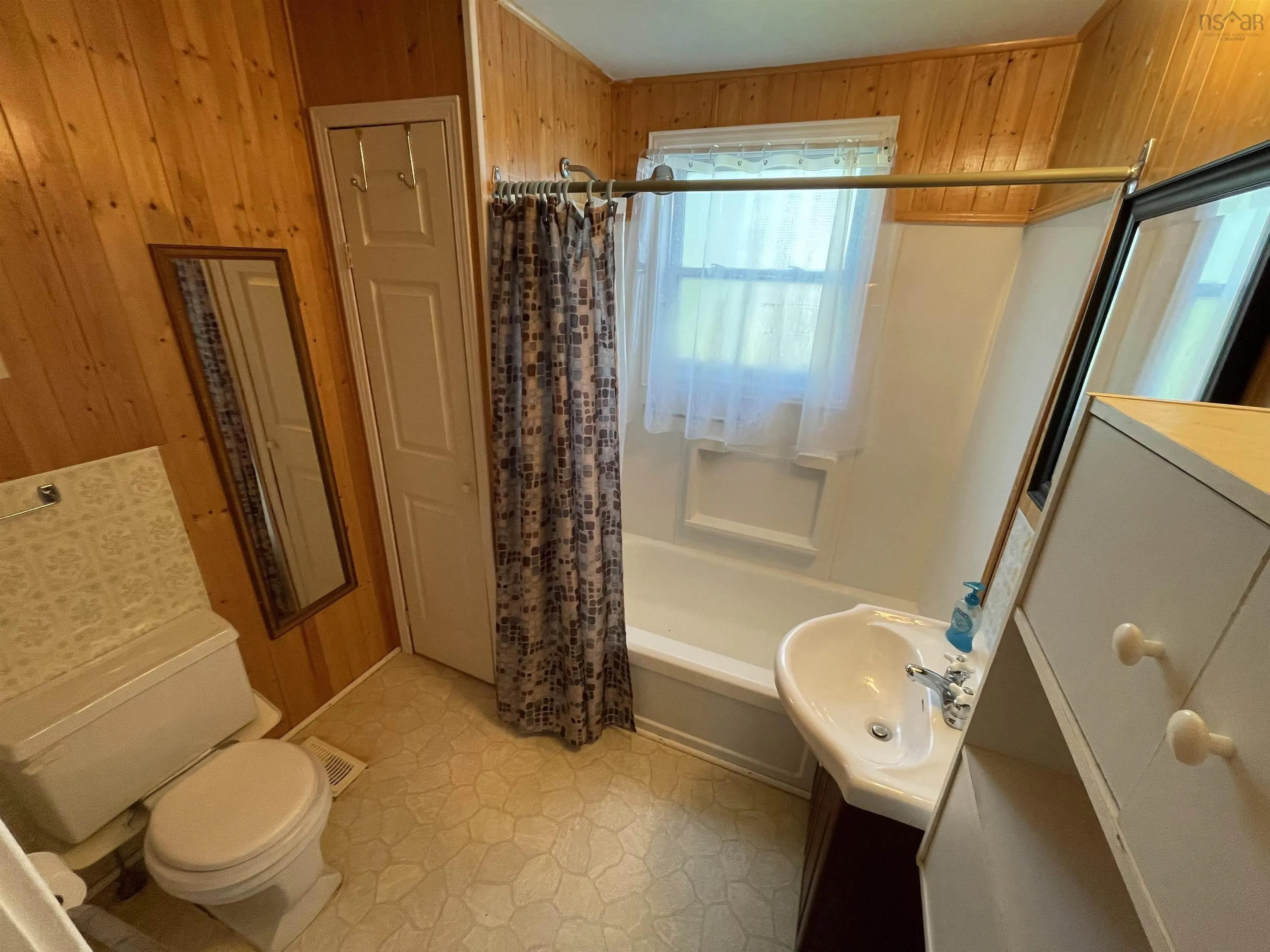 12 Wendy Street, Westmount, NS B1R 1Y2, 2 Bedrooms Bedrooms, ,1 BathroomBathrooms,Residential,For Sale,Wendy,202520036