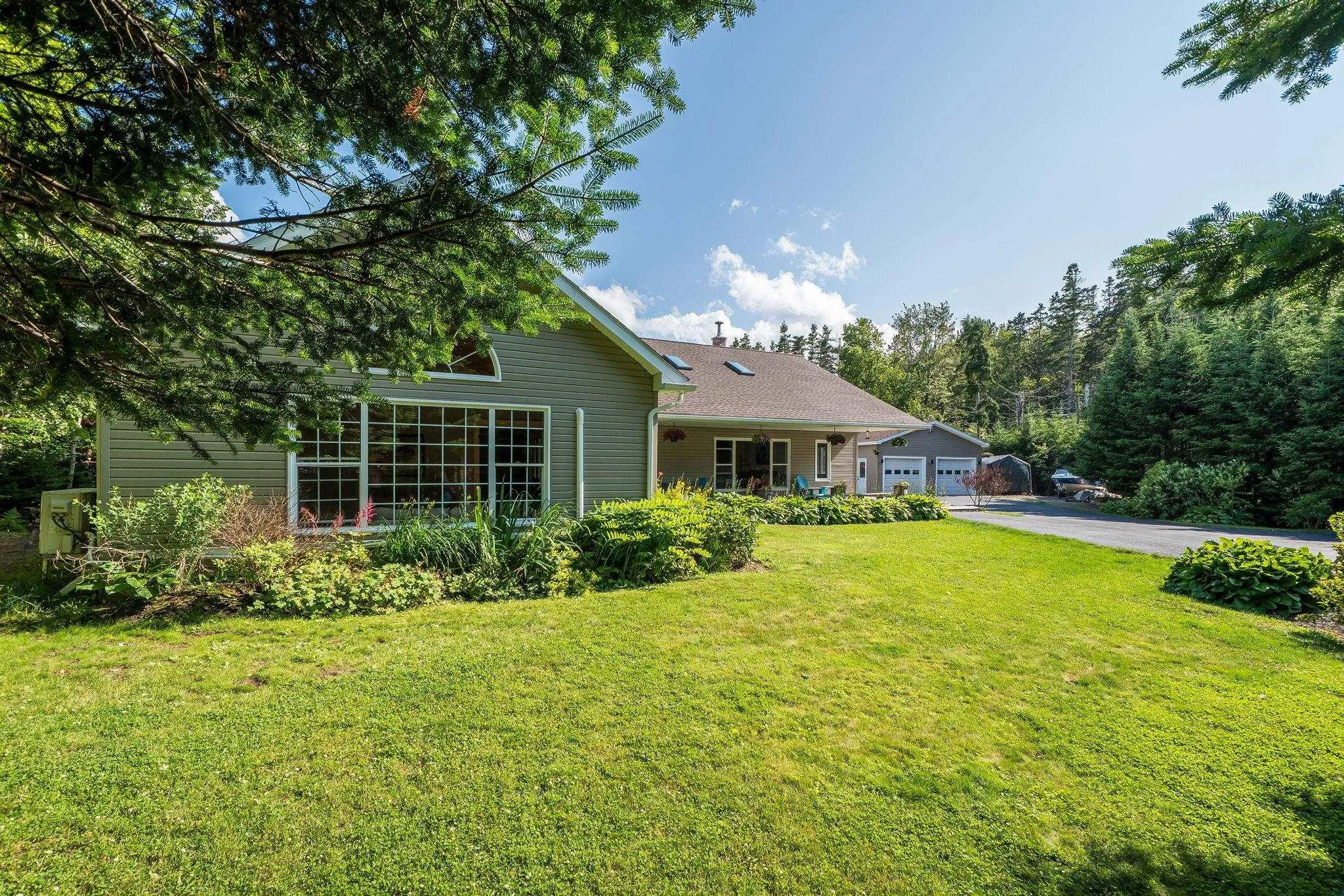 6 Spruce Lane, Boutiliers Point, NS B3Z 4G8, 3 Bedrooms Bedrooms, ,2 BathroomsBathrooms,Residential,For Sale,Spruce,202518709