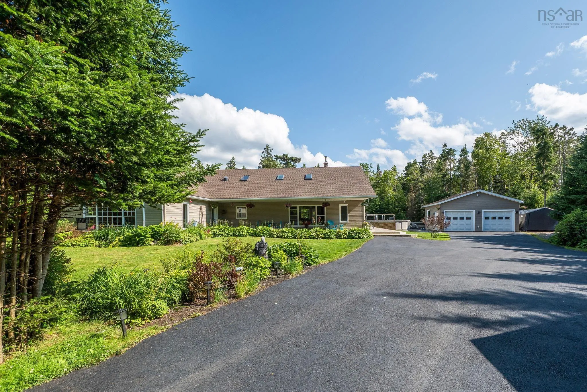 6 Spruce Lane, Boutiliers Point, NS B3Z 4G8, 3 Bedrooms Bedrooms, ,2 BathroomsBathrooms,Residential,For Sale,Spruce,202518709