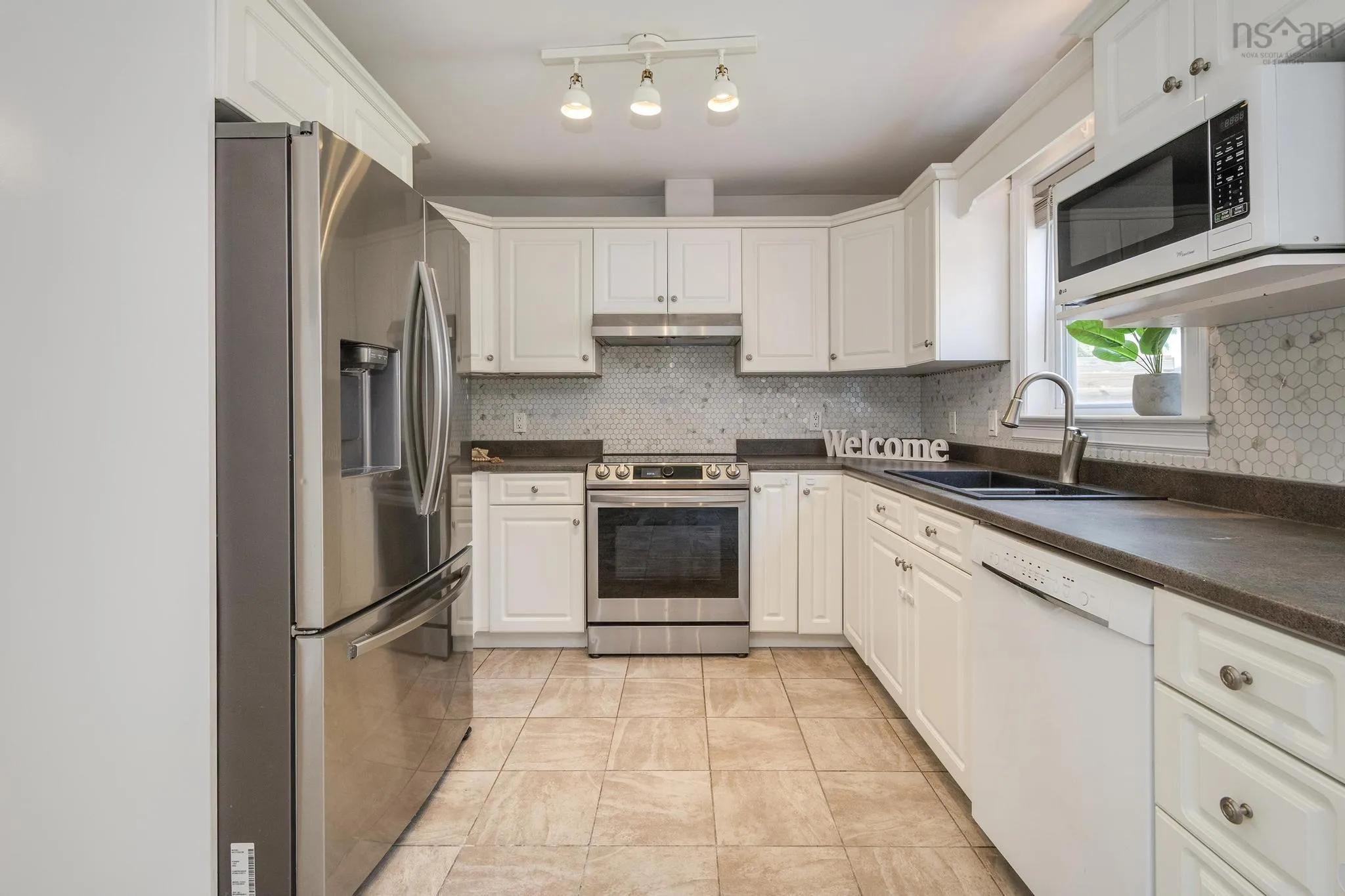 33 Sunnydale Crescent, Bedford, NS B4A 2S6, 4 Bedrooms Bedrooms, ,3 BathroomsBathrooms,Residential,For Sale,Sunnydale,202519276