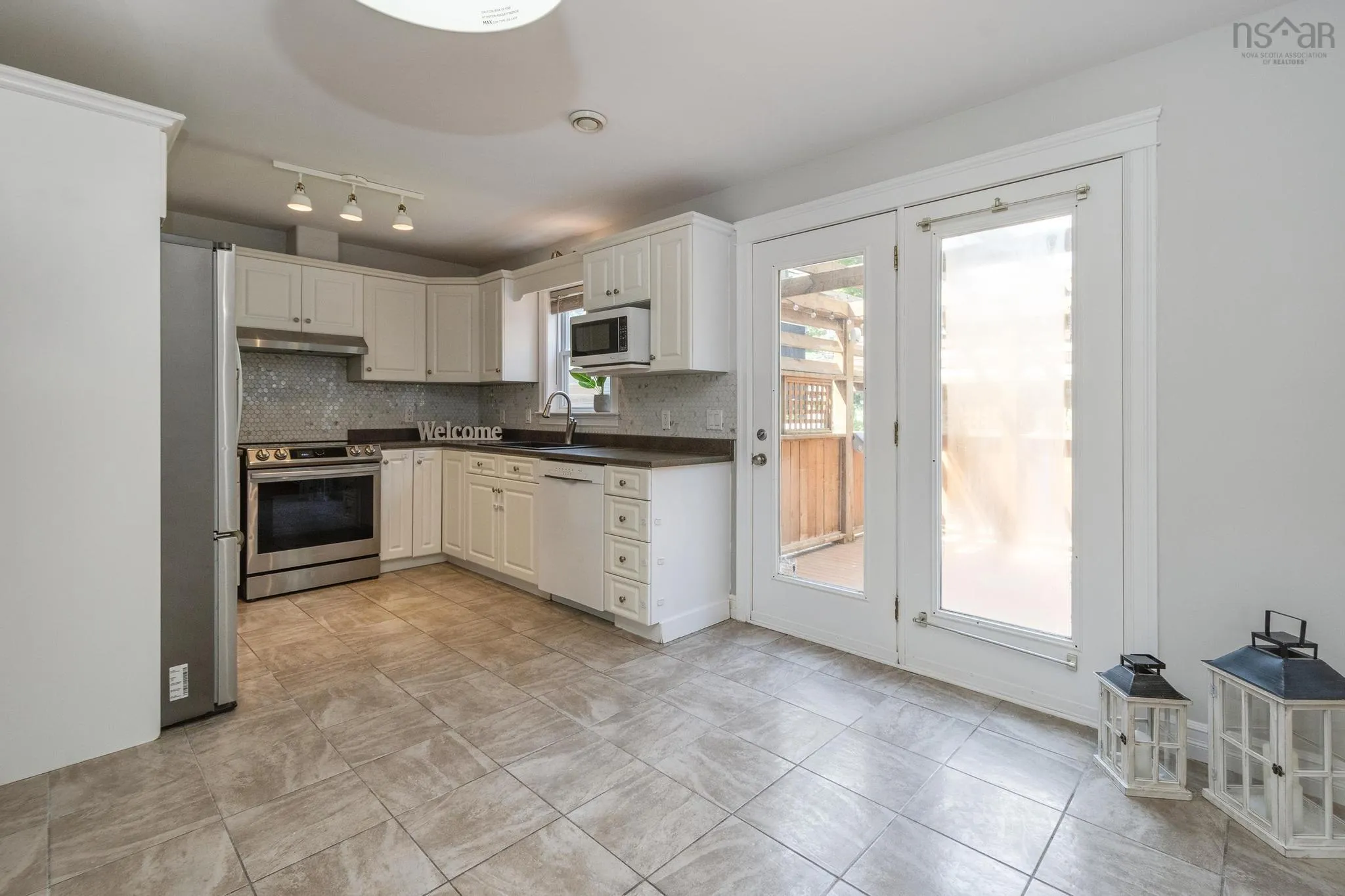 33 Sunnydale Crescent, Bedford, NS B4A 2S6, 4 Bedrooms Bedrooms, ,3 BathroomsBathrooms,Residential,For Sale,Sunnydale,202519276