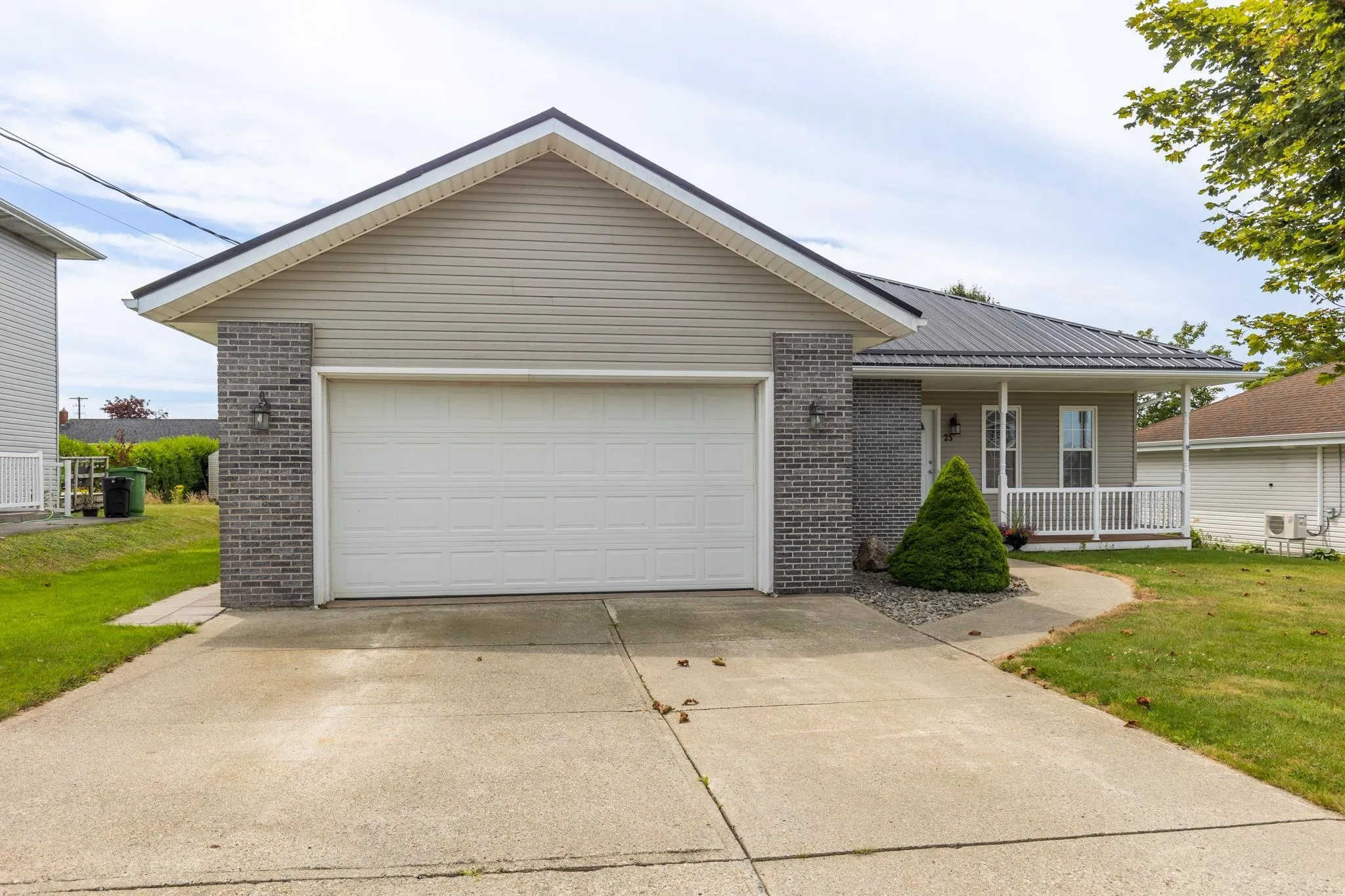 25 Breeze Drive, Yarmouth, NS B5A 4V1, 3 Bedrooms Bedrooms, ,3 BathroomsBathrooms,Residential,For Sale,Breeze,202520130