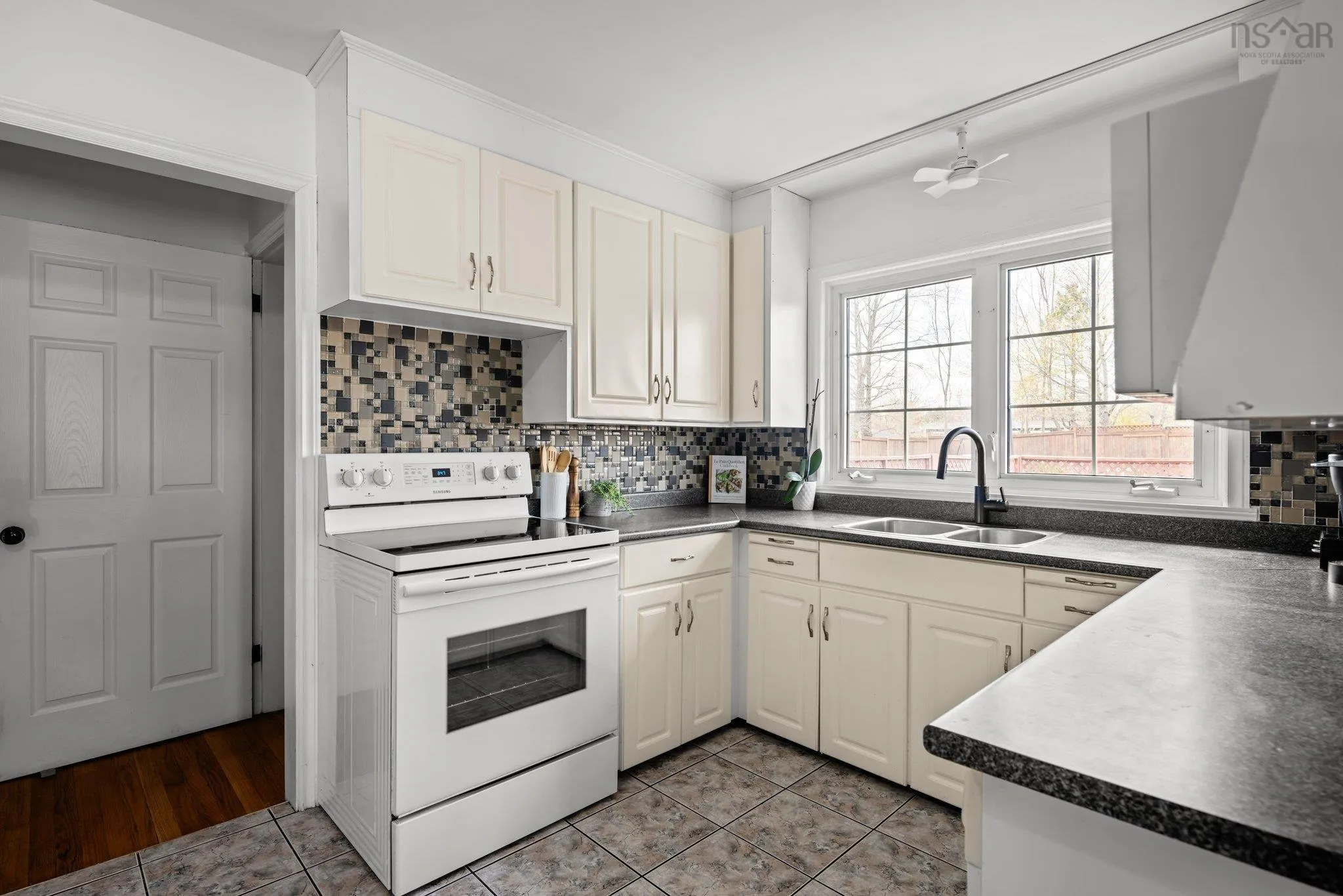 28 Beaver Bank Road, Lower Sackville Ns B4e 1g5, 3 Bedrooms Bedrooms, ,2 BathroomsBathrooms,Residential,For Sale,Beaver Bank,202510447
