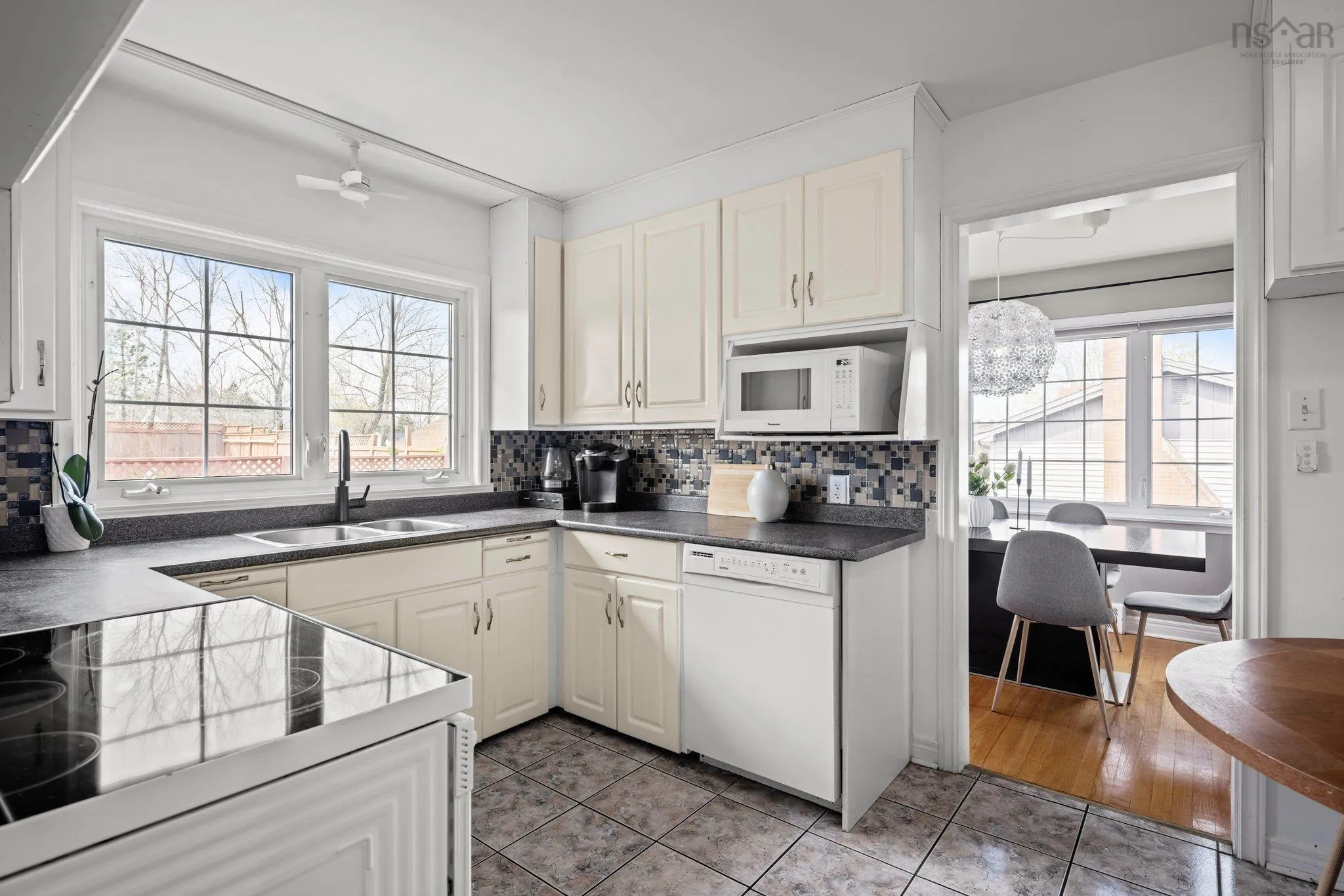 28 Beaver Bank Road, Lower Sackville Ns B4e 1g5, 3 Bedrooms Bedrooms, ,2 BathroomsBathrooms,Residential,For Sale,Beaver Bank,202510447