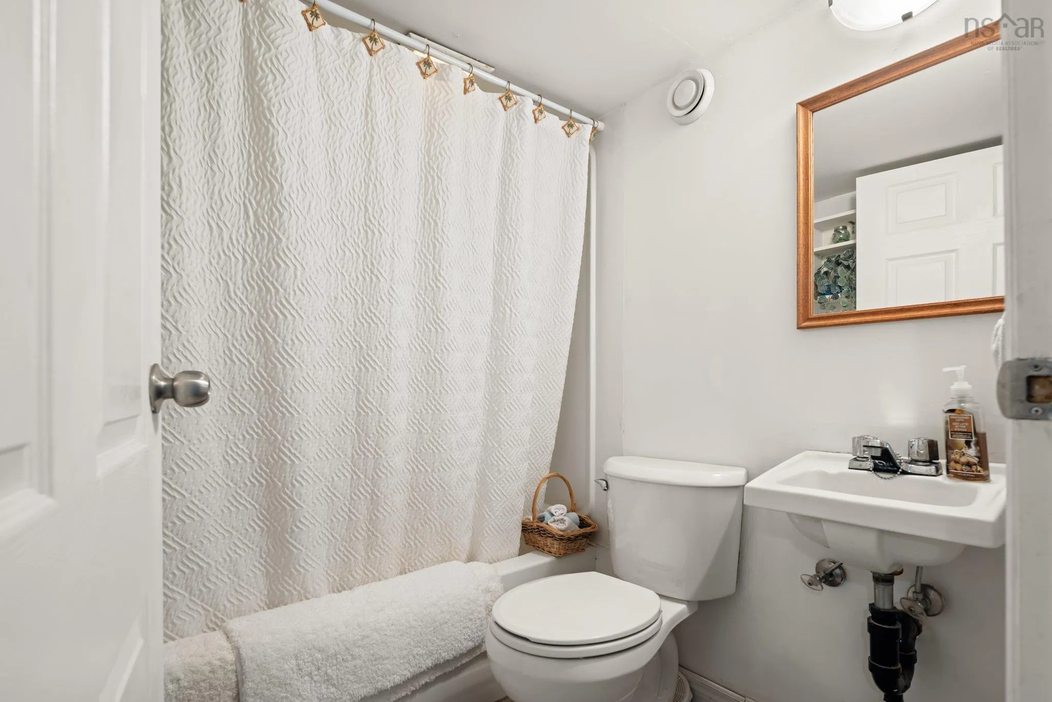 28 Beaver Bank Road, Lower Sackville Ns B4e 1g5, 3 Bedrooms Bedrooms, ,2 BathroomsBathrooms,Residential,For Sale,Beaver Bank,202510447