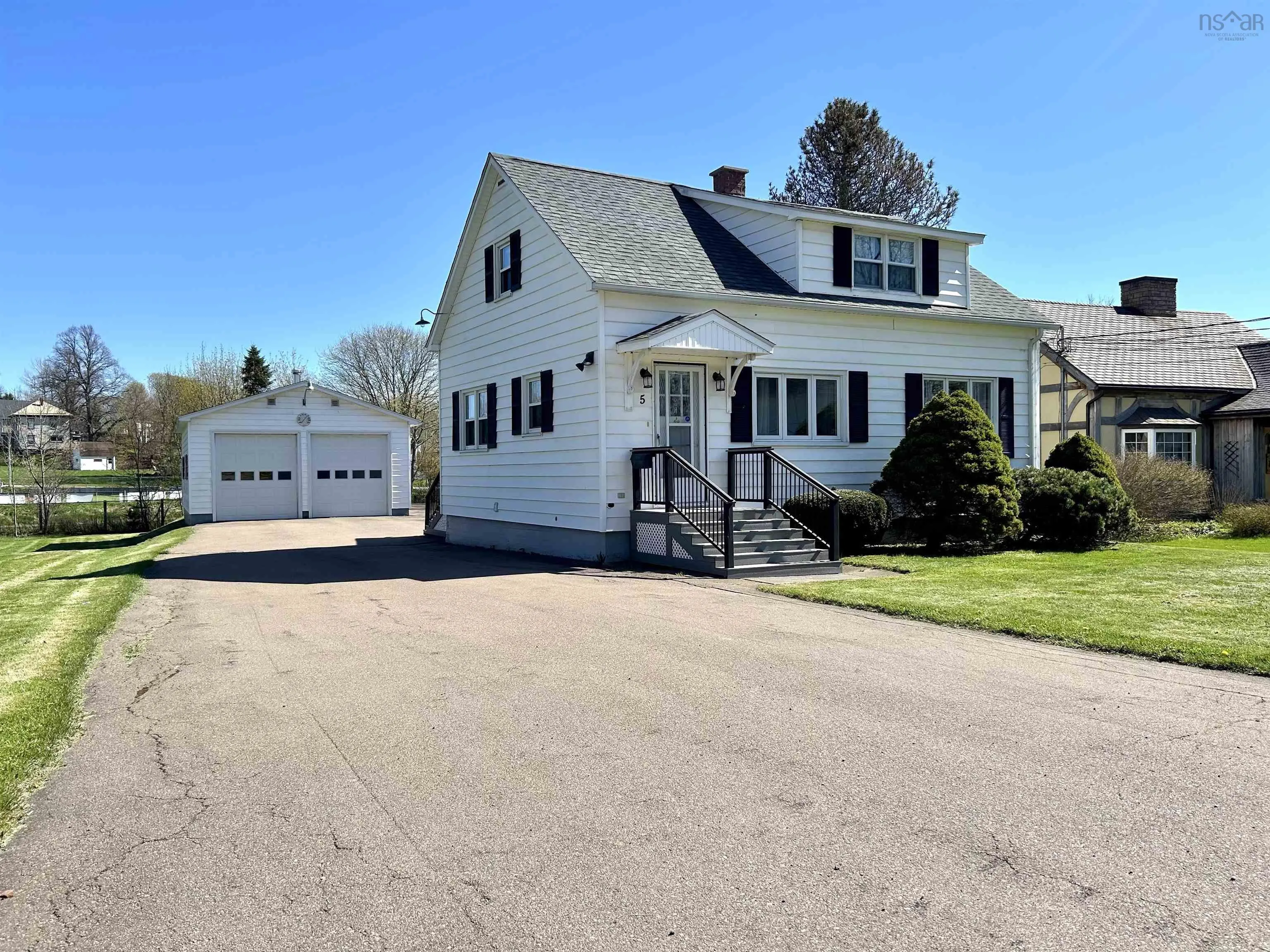 5 Queen Street, Amherst, NS B4H 1P7, 2 Bedrooms Bedrooms, ,3 BathroomsBathrooms,Residential,For Sale,Queen,202511100