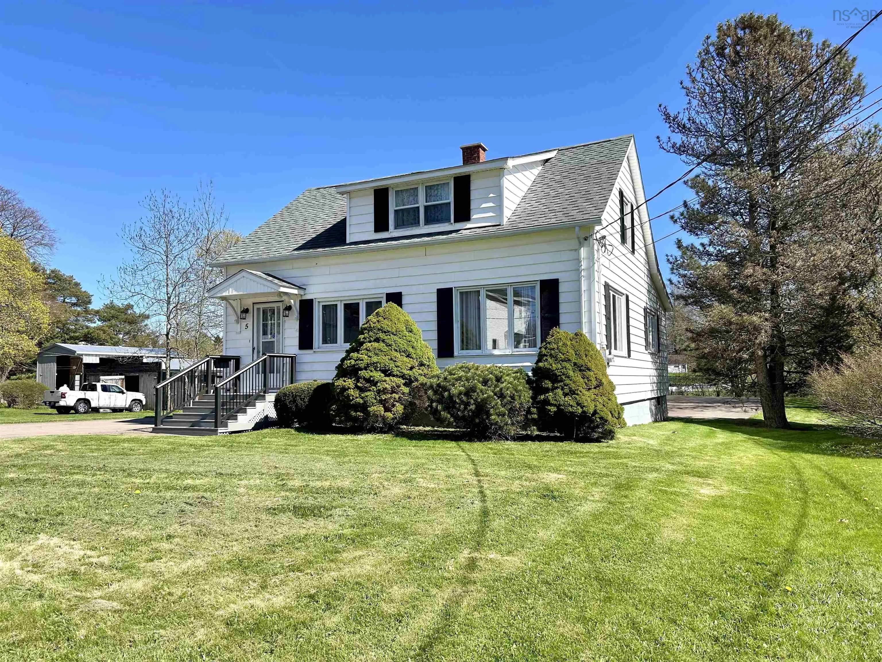 5 Queen Street, Amherst, NS B4H 1P7, 2 Bedrooms Bedrooms, ,3 BathroomsBathrooms,Residential,For Sale,Queen,202511100