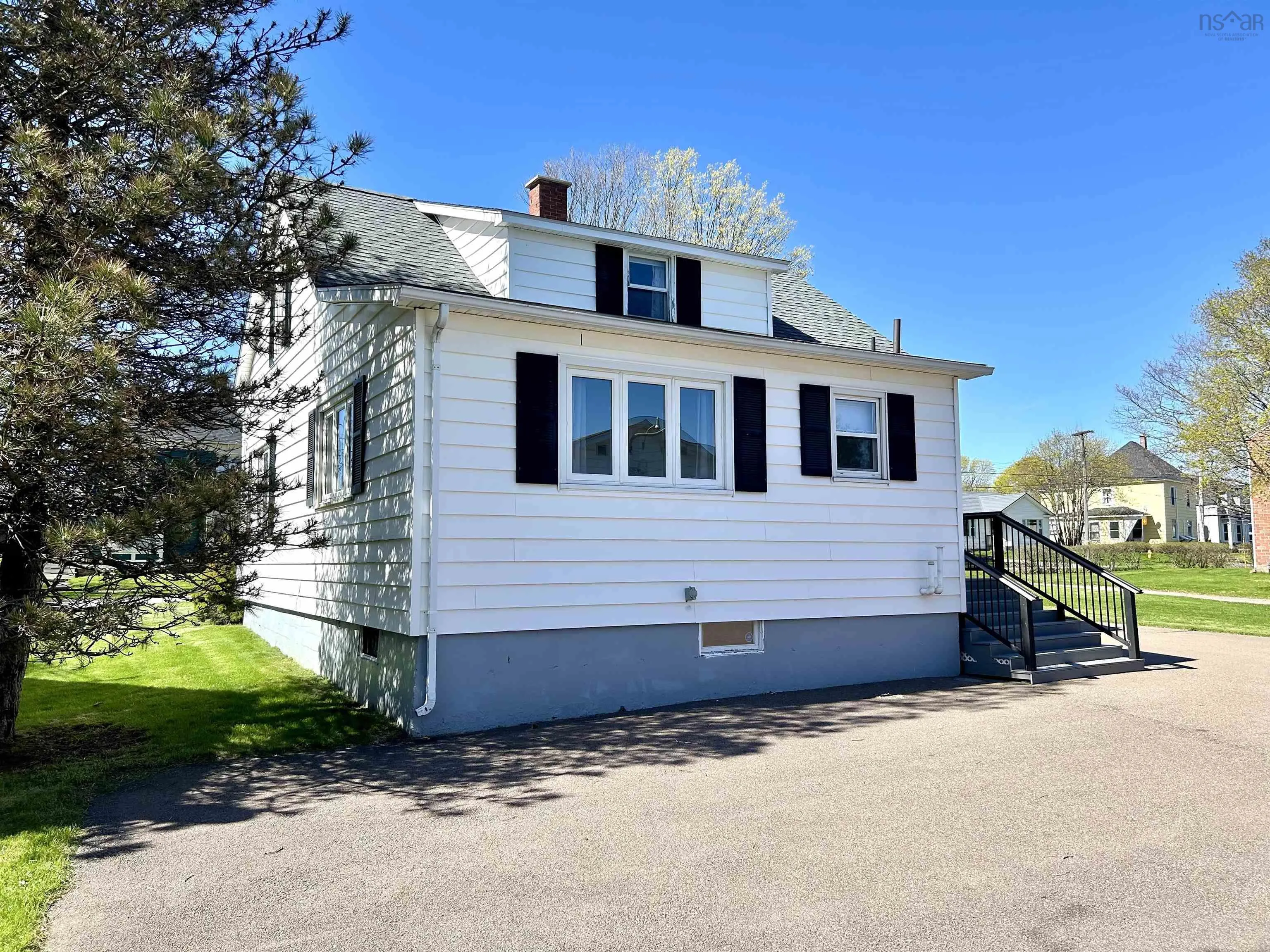 5 Queen Street, Amherst, NS B4H 1P7, 2 Bedrooms Bedrooms, ,3 BathroomsBathrooms,Residential,For Sale,Queen,202511100
