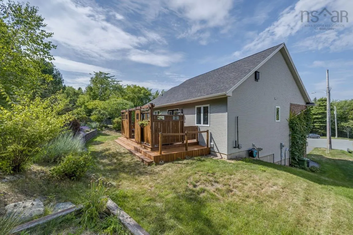 28 Glenmont Avenue, Bedford, NS B4A 1H2, 4 Bedrooms Bedrooms, ,3 BathroomsBathrooms,Residential,For Sale,Glenmont,202518904