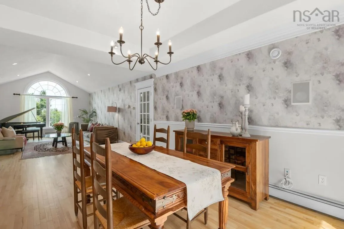 28 Glenmont Avenue, Bedford, NS B4A 1H2, 4 Bedrooms Bedrooms, ,3 BathroomsBathrooms,Residential,For Sale,Glenmont,202518904