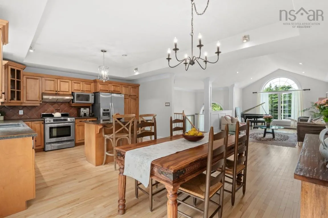 28 Glenmont Avenue, Bedford, NS B4A 1H2, 4 Bedrooms Bedrooms, ,3 BathroomsBathrooms,Residential,For Sale,Glenmont,202518904