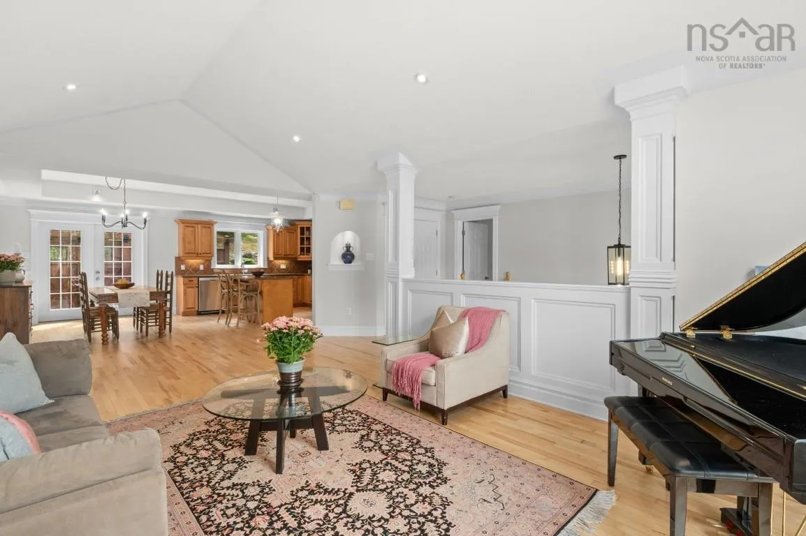 28 Glenmont Avenue, Bedford, NS B4A 1H2, 4 Bedrooms Bedrooms, ,3 BathroomsBathrooms,Residential,For Sale,Glenmont,202518904