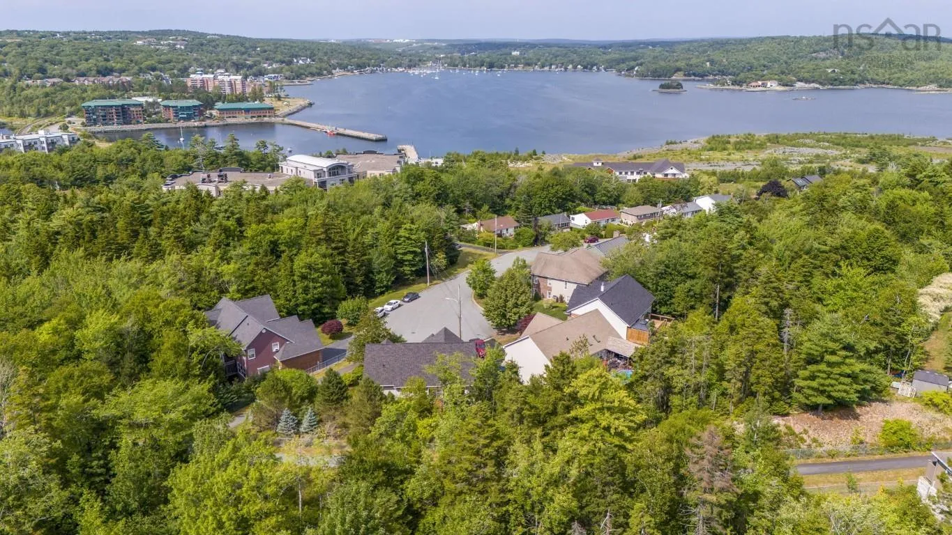 28 Glenmont Avenue, Bedford, NS B4A 1H2, 4 Bedrooms Bedrooms, ,3 BathroomsBathrooms,Residential,For Sale,Glenmont,202518904