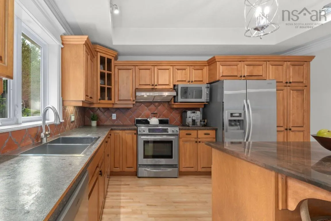 28 Glenmont Avenue, Bedford, NS B4A 1H2, 4 Bedrooms Bedrooms, ,3 BathroomsBathrooms,Residential,For Sale,Glenmont,202518904