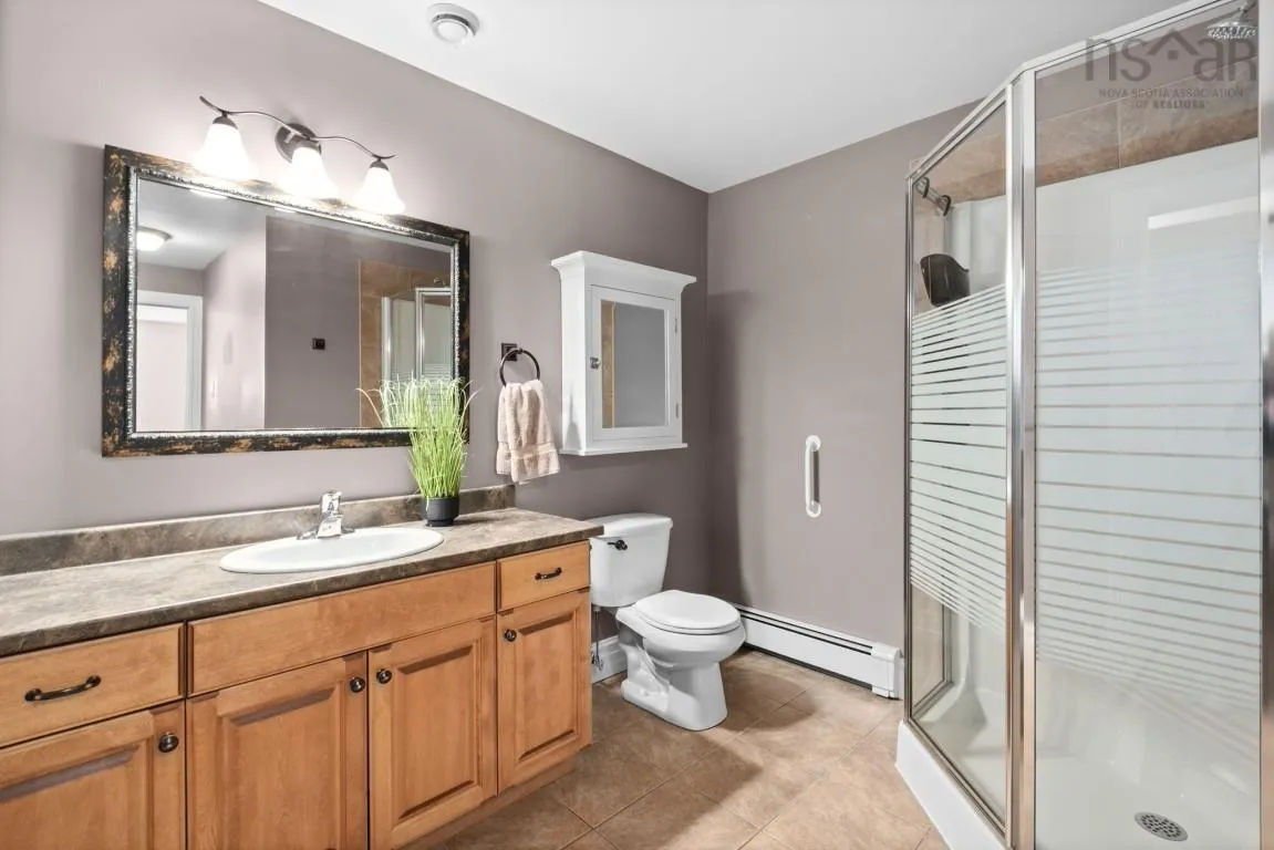 28 Glenmont Avenue, Bedford, NS B4A 1H2, 4 Bedrooms Bedrooms, ,3 BathroomsBathrooms,Residential,For Sale,Glenmont,202518904