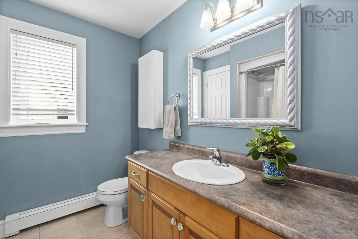 28 Glenmont Avenue, Bedford, NS B4A 1H2, 4 Bedrooms Bedrooms, ,3 BathroomsBathrooms,Residential,For Sale,Glenmont,202518904