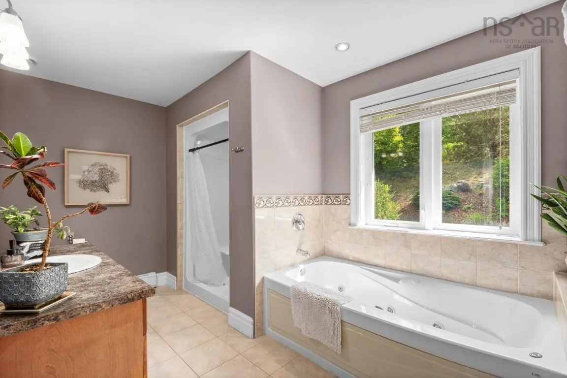 28 Glenmont Avenue, Bedford, NS B4A 1H2, 4 Bedrooms Bedrooms, ,3 BathroomsBathrooms,Residential,For Sale,Glenmont,202518904