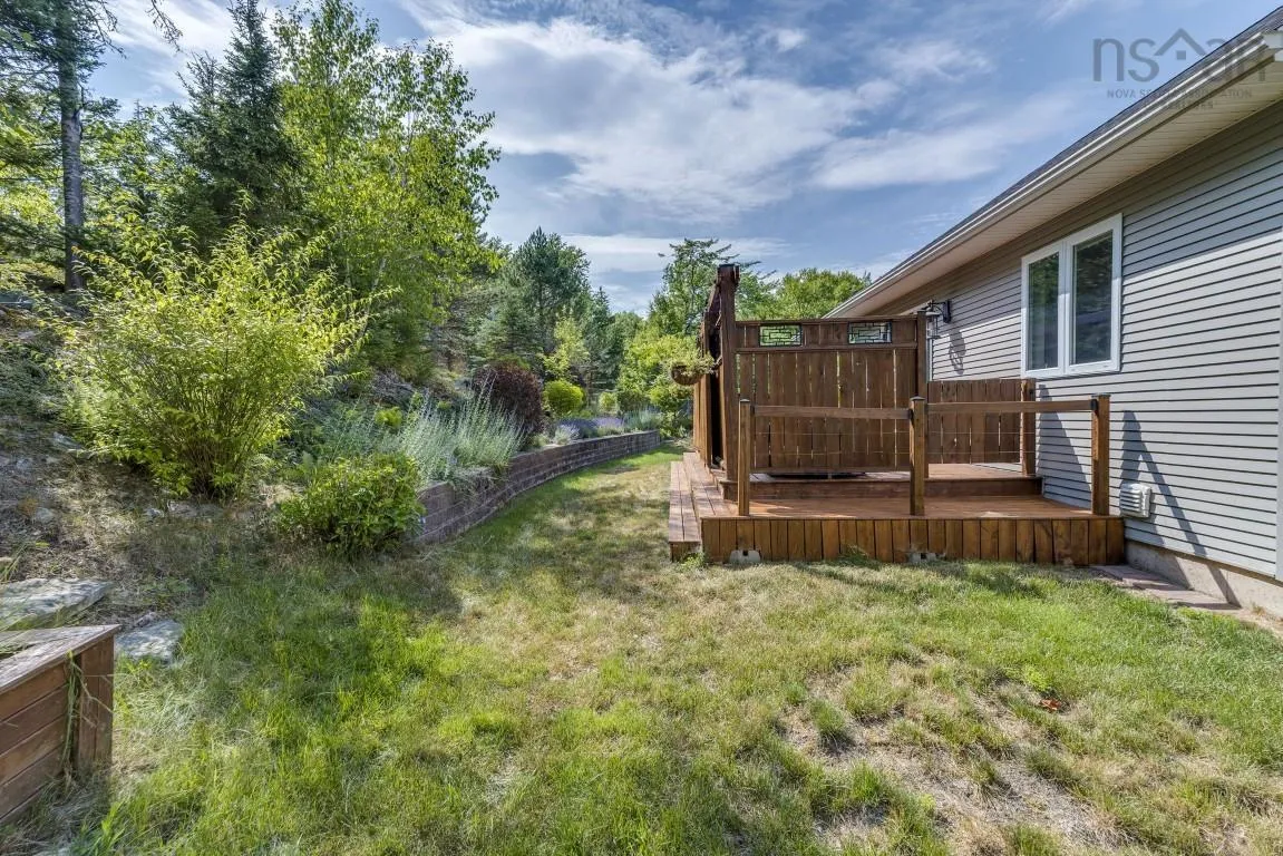 28 Glenmont Avenue, Bedford, NS B4A 1H2, 4 Bedrooms Bedrooms, ,3 BathroomsBathrooms,Residential,For Sale,Glenmont,202518904