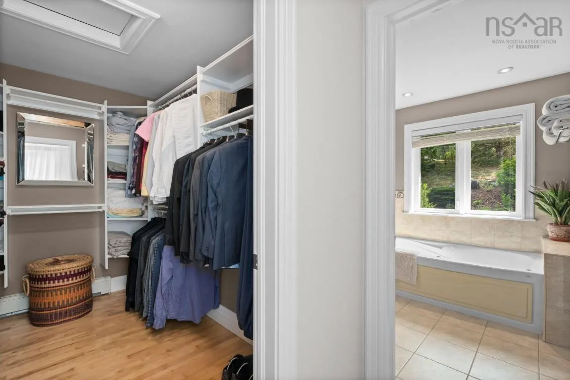 28 Glenmont Avenue, Bedford, NS B4A 1H2, 4 Bedrooms Bedrooms, ,3 BathroomsBathrooms,Residential,For Sale,Glenmont,202518904