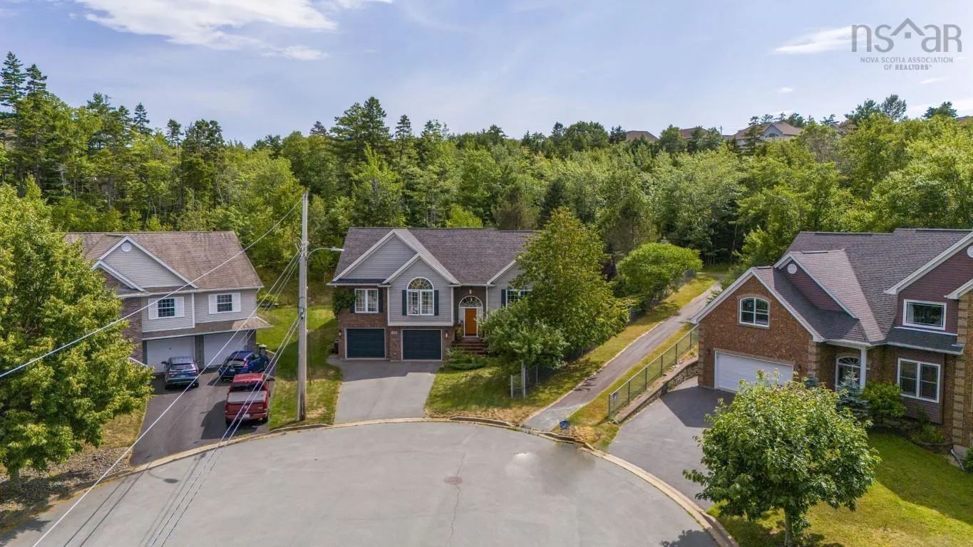 28 Glenmont Avenue, Bedford, NS B4A 1H2, 4 Bedrooms Bedrooms, ,3 BathroomsBathrooms,Residential,For Sale,Glenmont,202518904