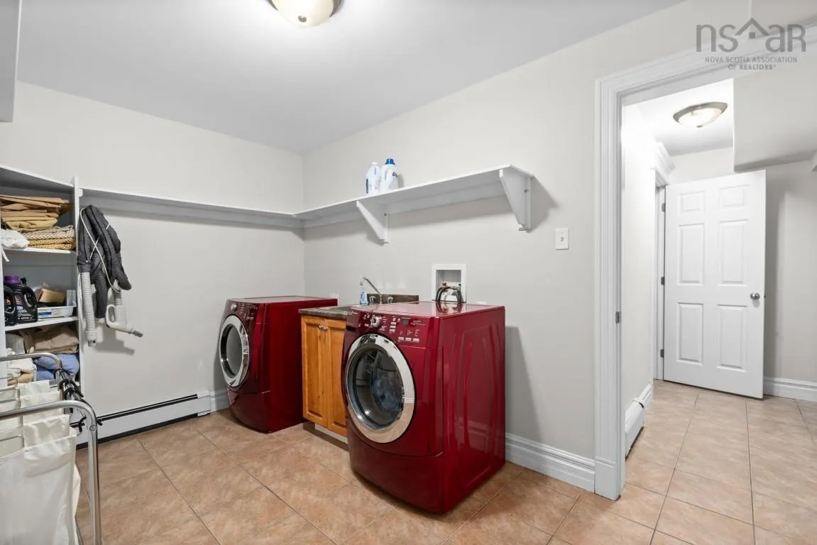 28 Glenmont Avenue, Bedford, NS B4A 1H2, 4 Bedrooms Bedrooms, ,3 BathroomsBathrooms,Residential,For Sale,Glenmont,202518904