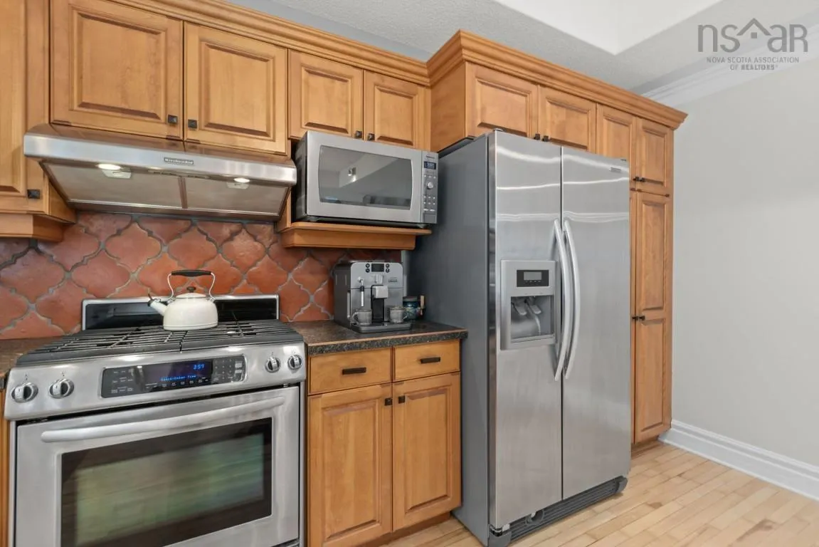 28 Glenmont Avenue, Bedford, NS B4A 1H2, 4 Bedrooms Bedrooms, ,3 BathroomsBathrooms,Residential,For Sale,Glenmont,202518904