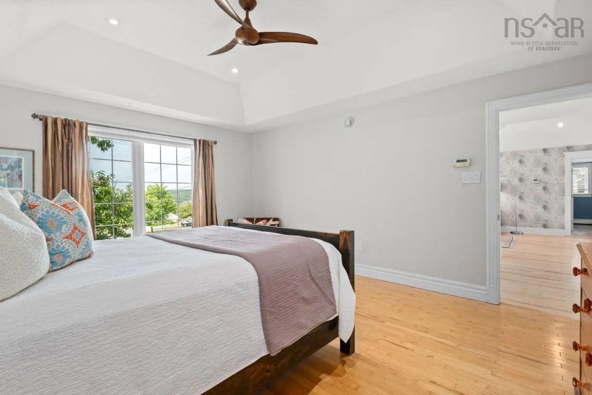 28 Glenmont Avenue, Bedford, NS B4A 1H2, 4 Bedrooms Bedrooms, ,3 BathroomsBathrooms,Residential,For Sale,Glenmont,202518904