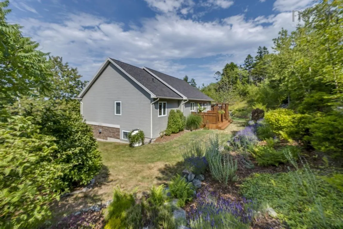 28 Glenmont Avenue, Bedford, NS B4A 1H2, 4 Bedrooms Bedrooms, ,3 BathroomsBathrooms,Residential,For Sale,Glenmont,202518904
