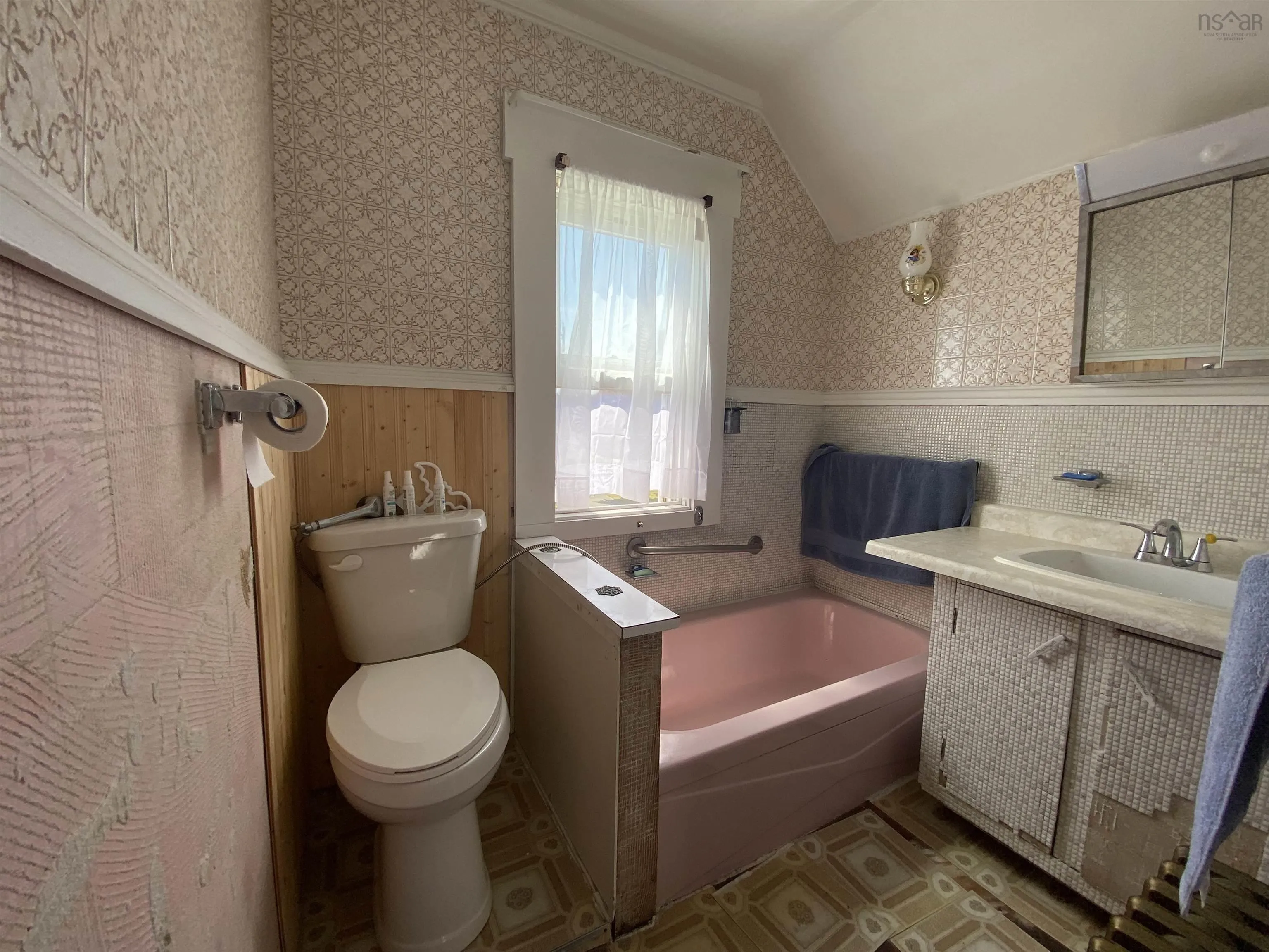 571 King Street, New Waterford, NS B1H 3Z2, 2 Bedrooms Bedrooms, ,1 BathroomBathrooms,Residential,For Sale,King,202519880