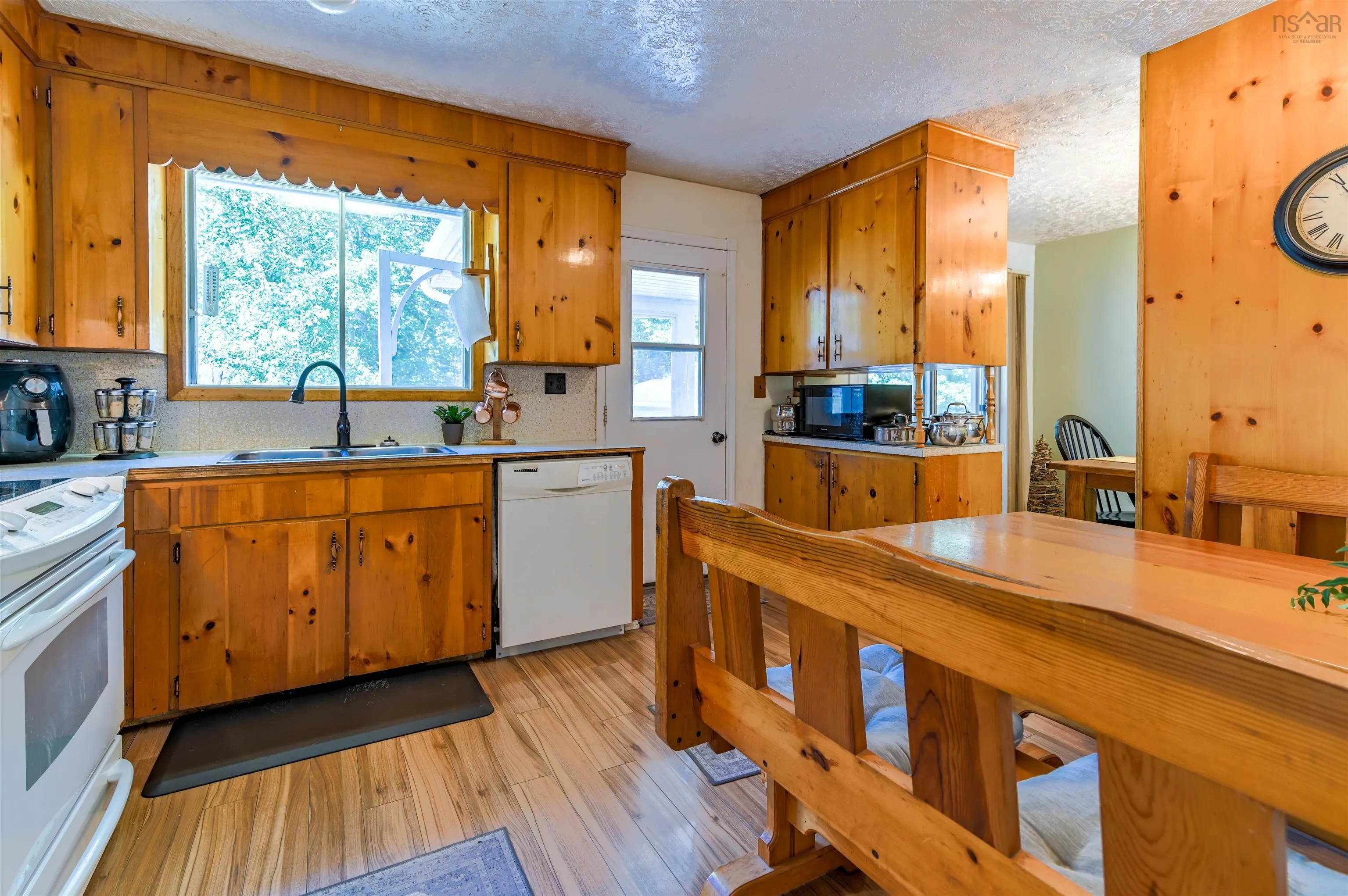 1353 Pinecrest Drive, Coldbrook, NS B0P 1J0, 6 Bedrooms Bedrooms, ,2 BathroomsBathrooms,Residential,For Sale,Pinecrest Drive,202518668