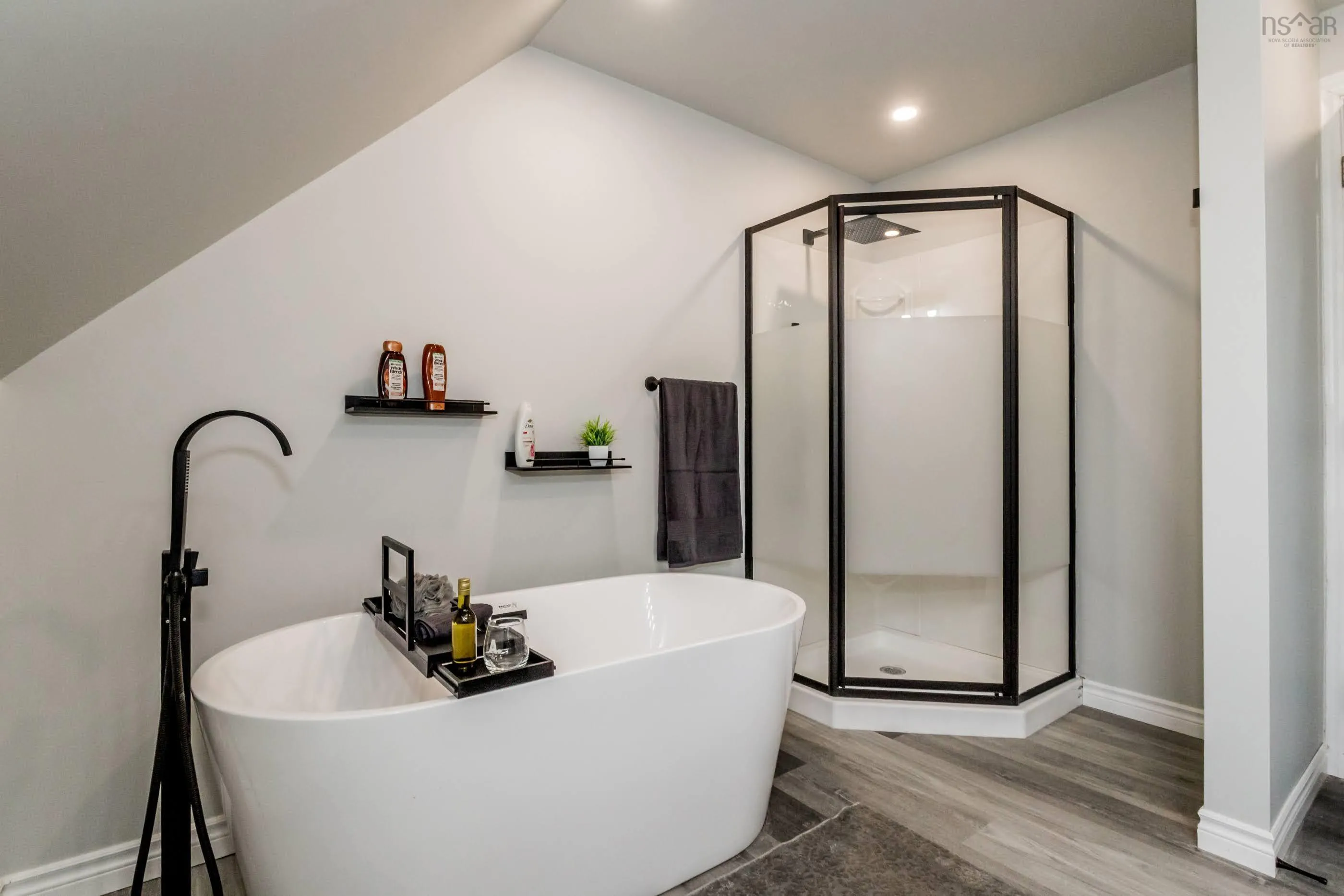 126 Commercial Street, Berwick, NS B0P 1E0, 3 Bedrooms Bedrooms, ,2 BathroomsBathrooms,Residential,For Sale,Commercial,202518988