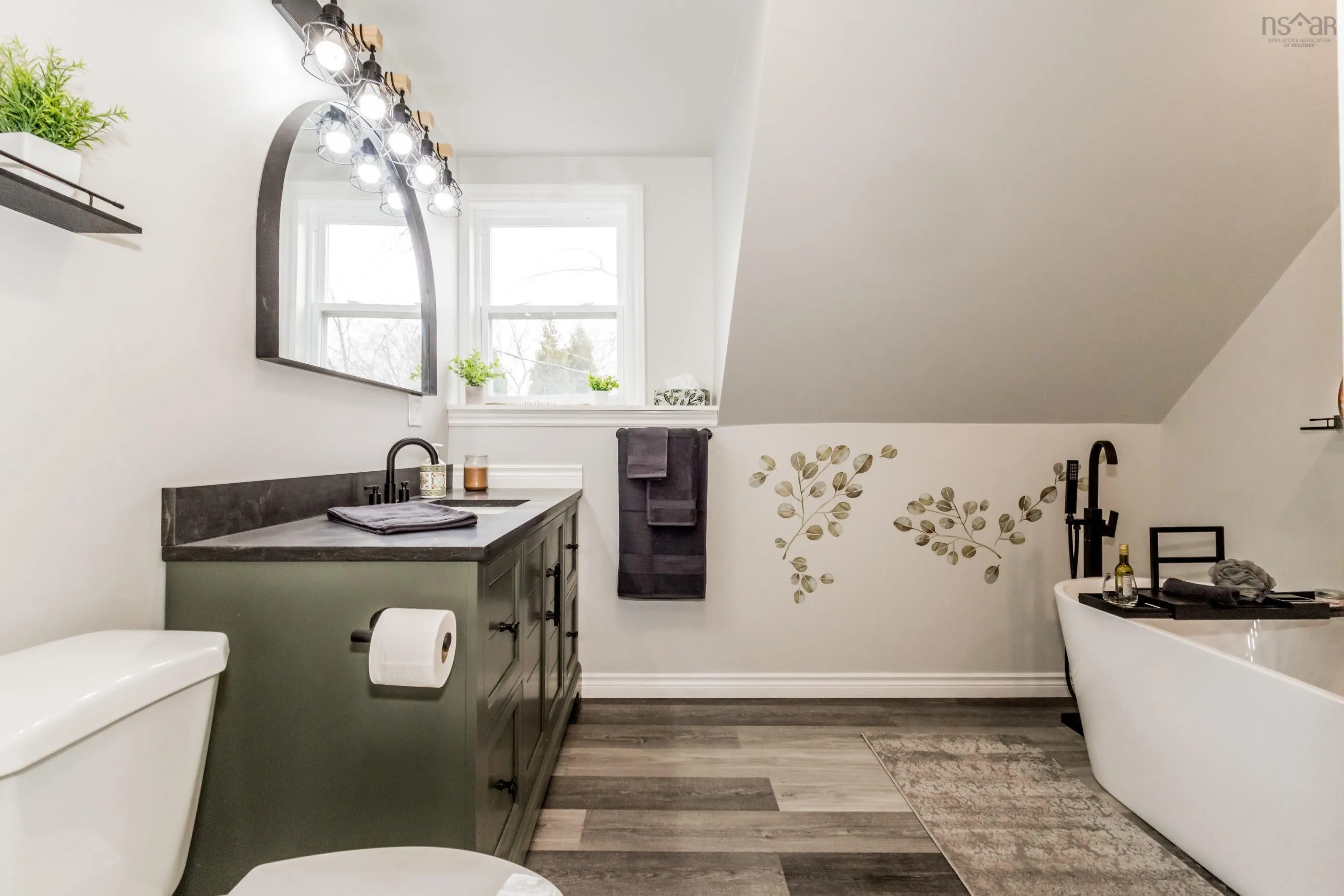 126 Commercial Street, Berwick, NS B0P 1E0, 3 Bedrooms Bedrooms, ,2 BathroomsBathrooms,Residential,For Sale,Commercial,202518988
