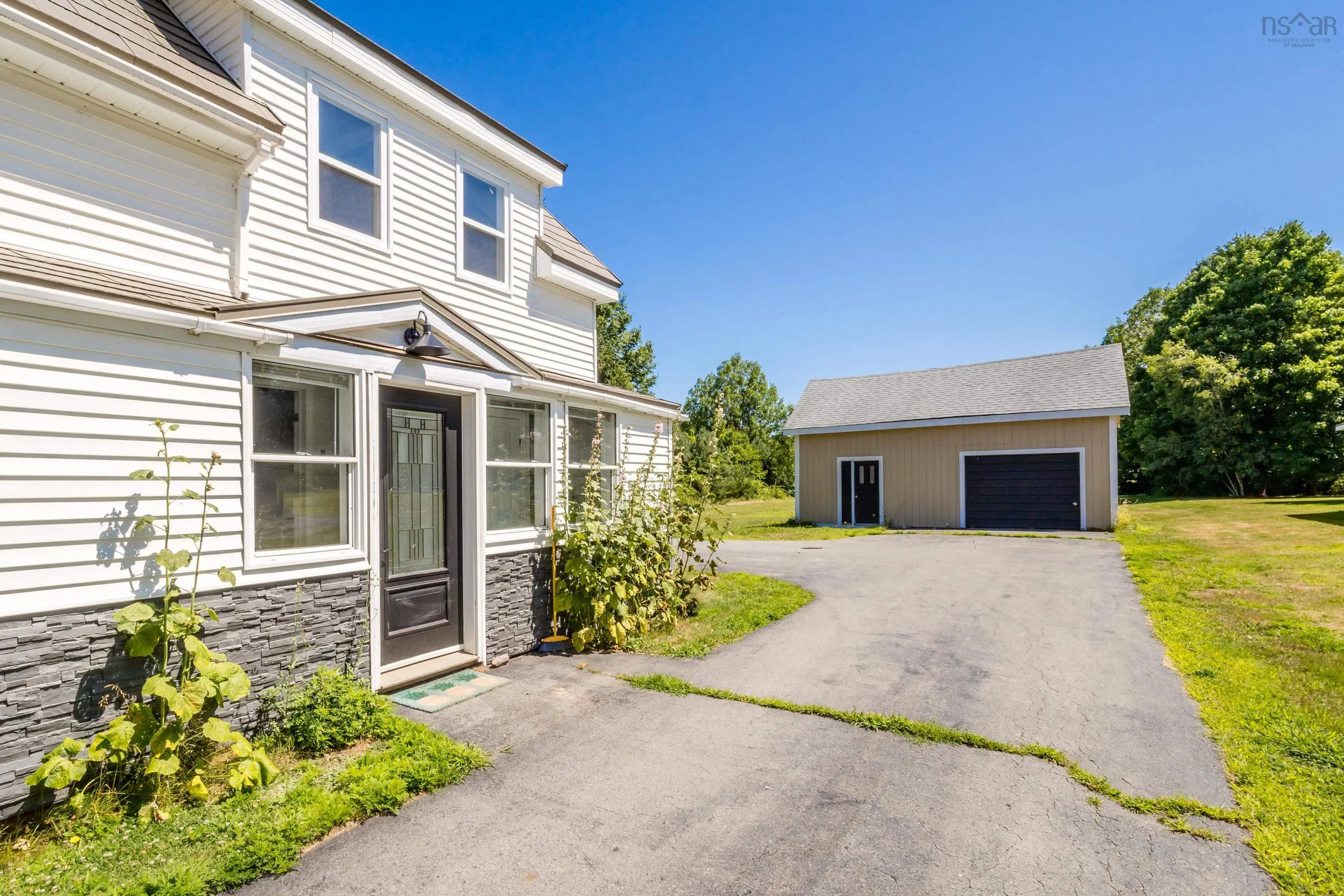 126 Commercial Street, Berwick, NS B0P 1E0, 3 Bedrooms Bedrooms, ,2 BathroomsBathrooms,Residential,For Sale,Commercial,202518988