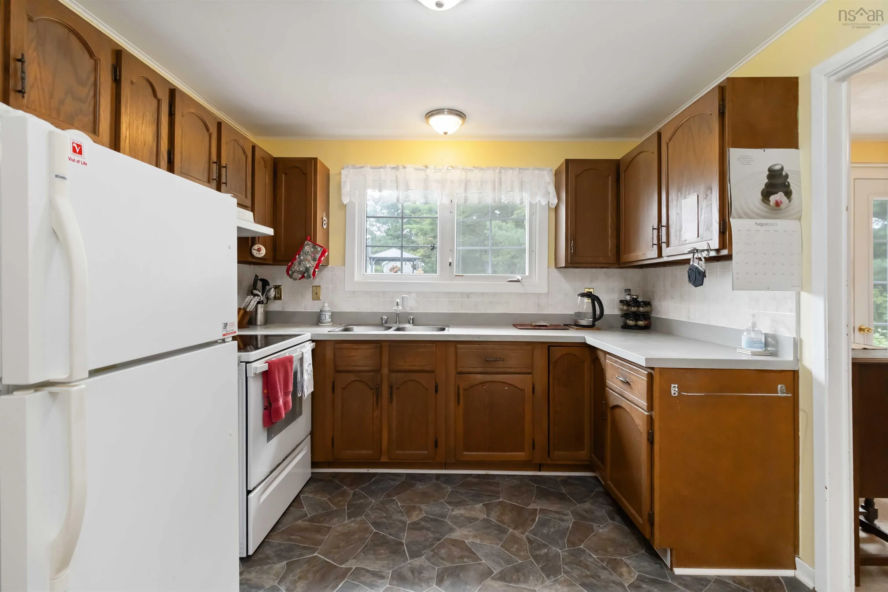 14 Bennett Avenue, Bridgewater, NS B4V 3A9, 3 Bedrooms Bedrooms, ,1 BathroomBathrooms,Residential,For Sale,Bennett,202523245
