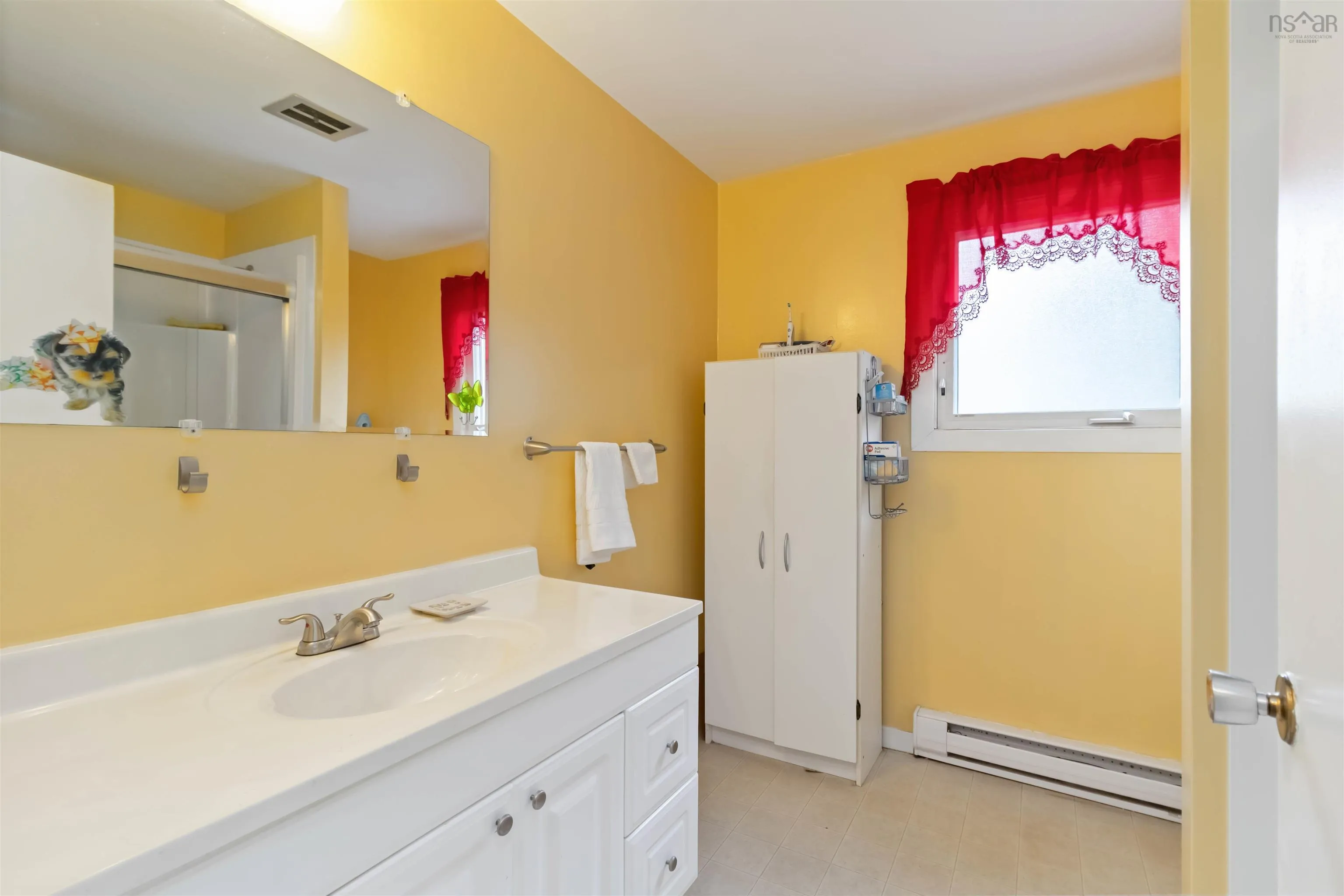 14 Bennett Avenue, Bridgewater, NS B4V 3A9, 3 Bedrooms Bedrooms, ,1 BathroomBathrooms,Residential,For Sale,Bennett,202523245