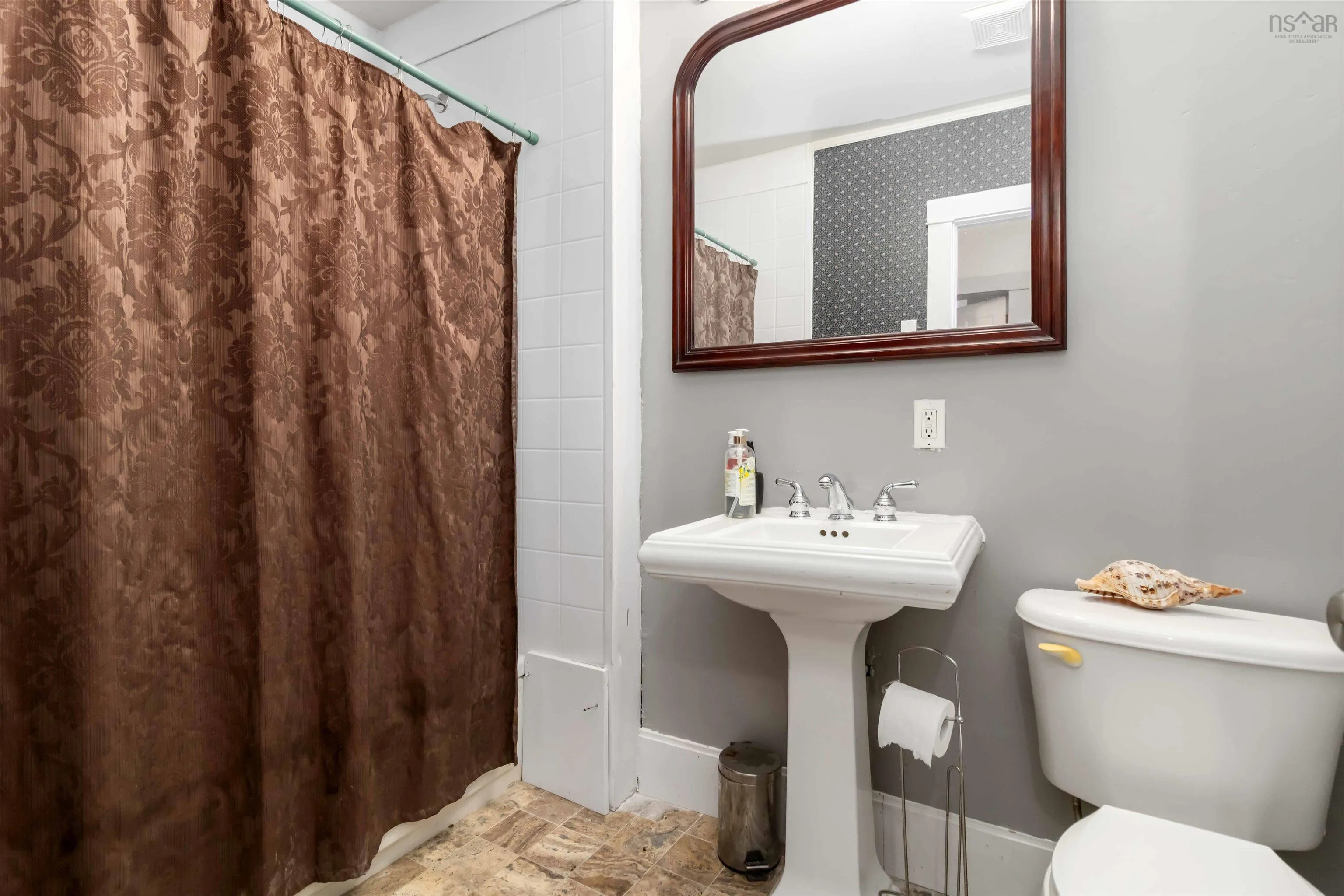 24 Northumberland Lane, Halifax, NS B3M 1R7, 6 Bedrooms Bedrooms, ,5 BathroomsBathrooms,Residential,For Sale,Northumberland,202524354