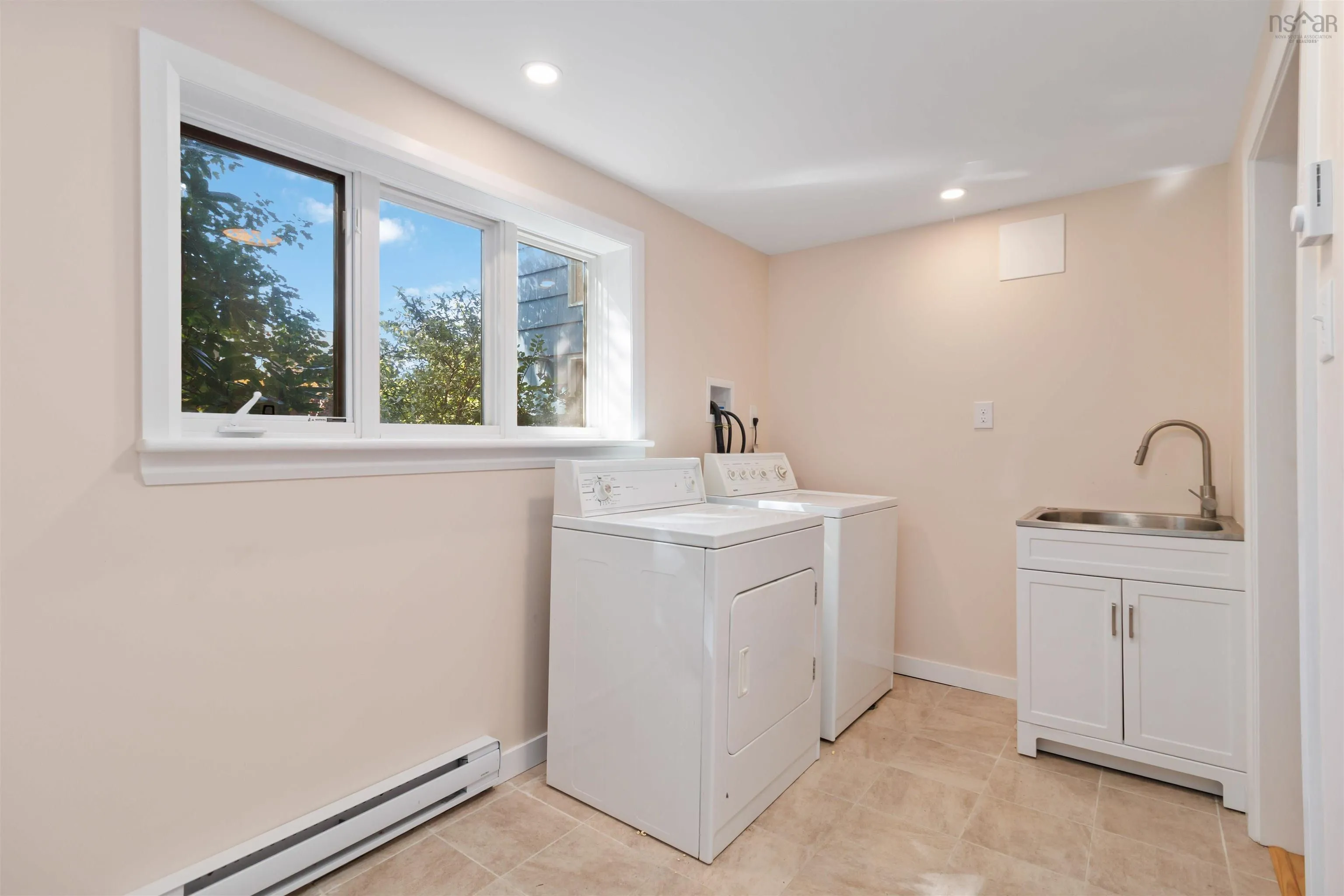 16 Bobolink Street, Halifax, NS B3M 1W3, 5 Bedrooms Bedrooms, ,3 BathroomsBathrooms,Residential,For Sale,Bobolink,202524124