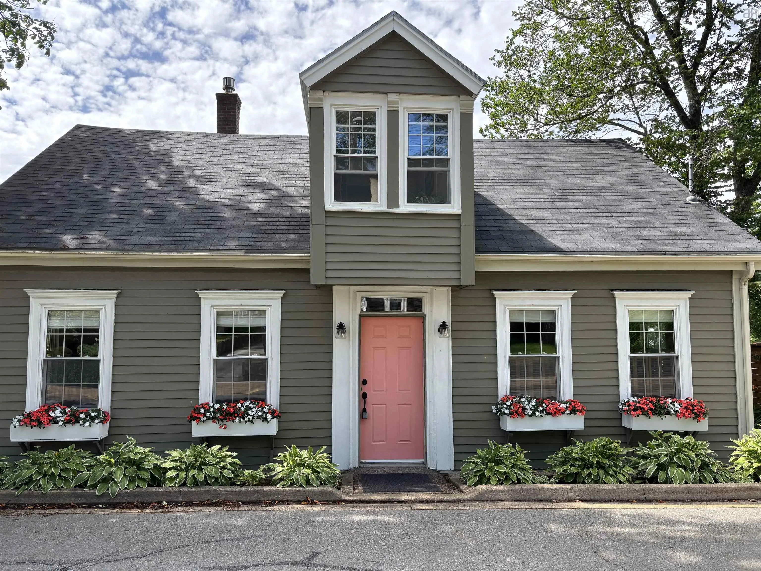 66 Main Street, Liverpool, NS B0T 1K0, 4 Bedrooms Bedrooms, ,2 BathroomsBathrooms,Residential,For Sale,Main,202519624