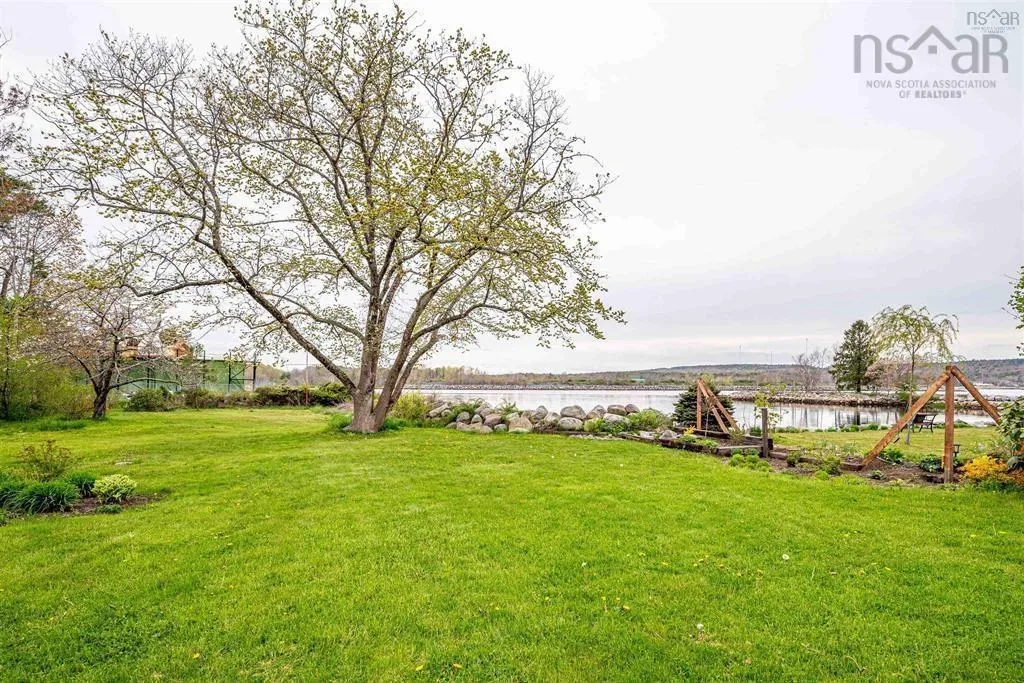 66 Main Street, Liverpool, NS B0T 1K0, 4 Bedrooms Bedrooms, ,2 BathroomsBathrooms,Residential,For Sale,Main,202519624