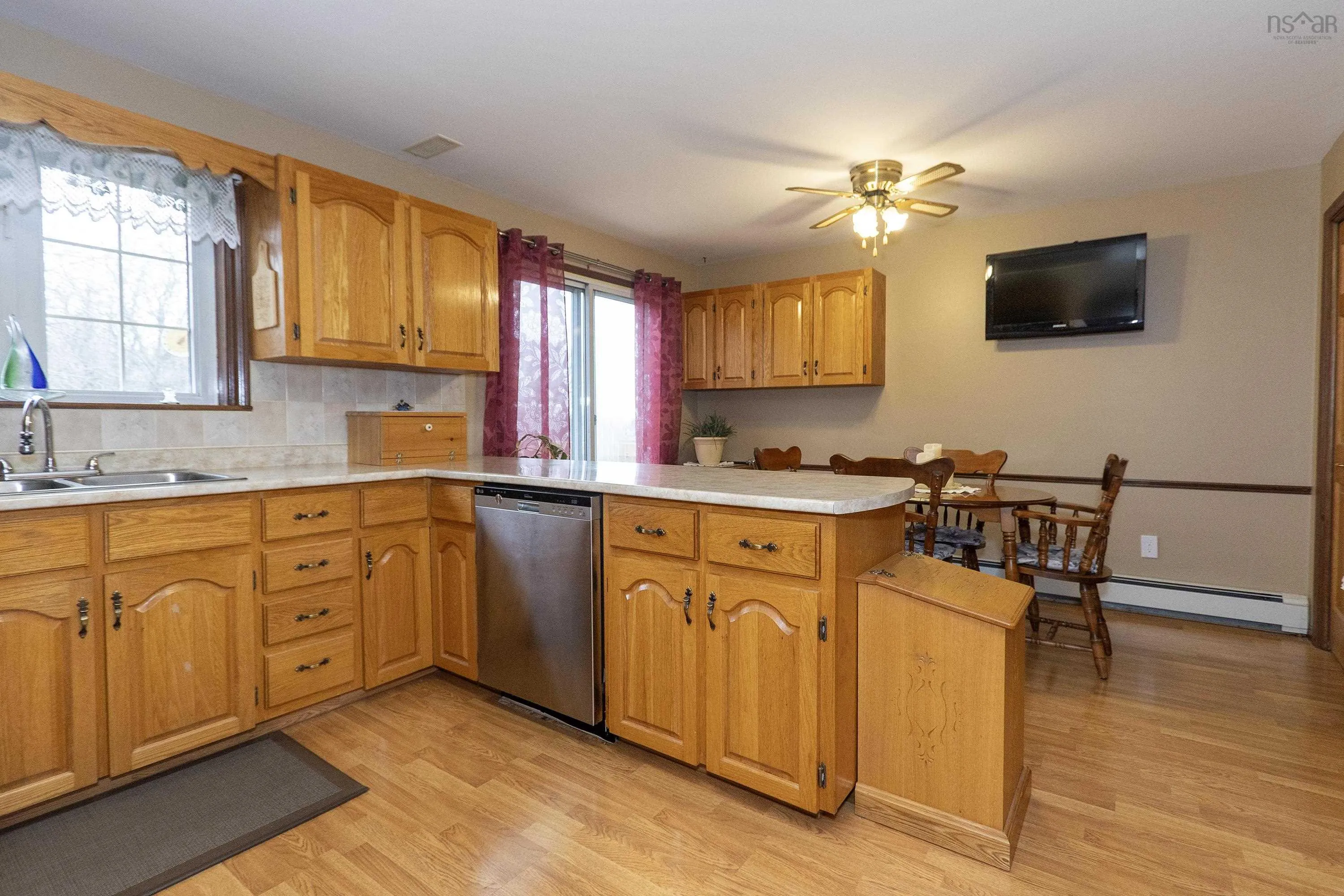 6 Arlington Avenue, Amherst Ns B4h 2s7, 5 Bedrooms Bedrooms, ,3 BathroomsBathrooms,Residential,For Sale,Arlington,202505209