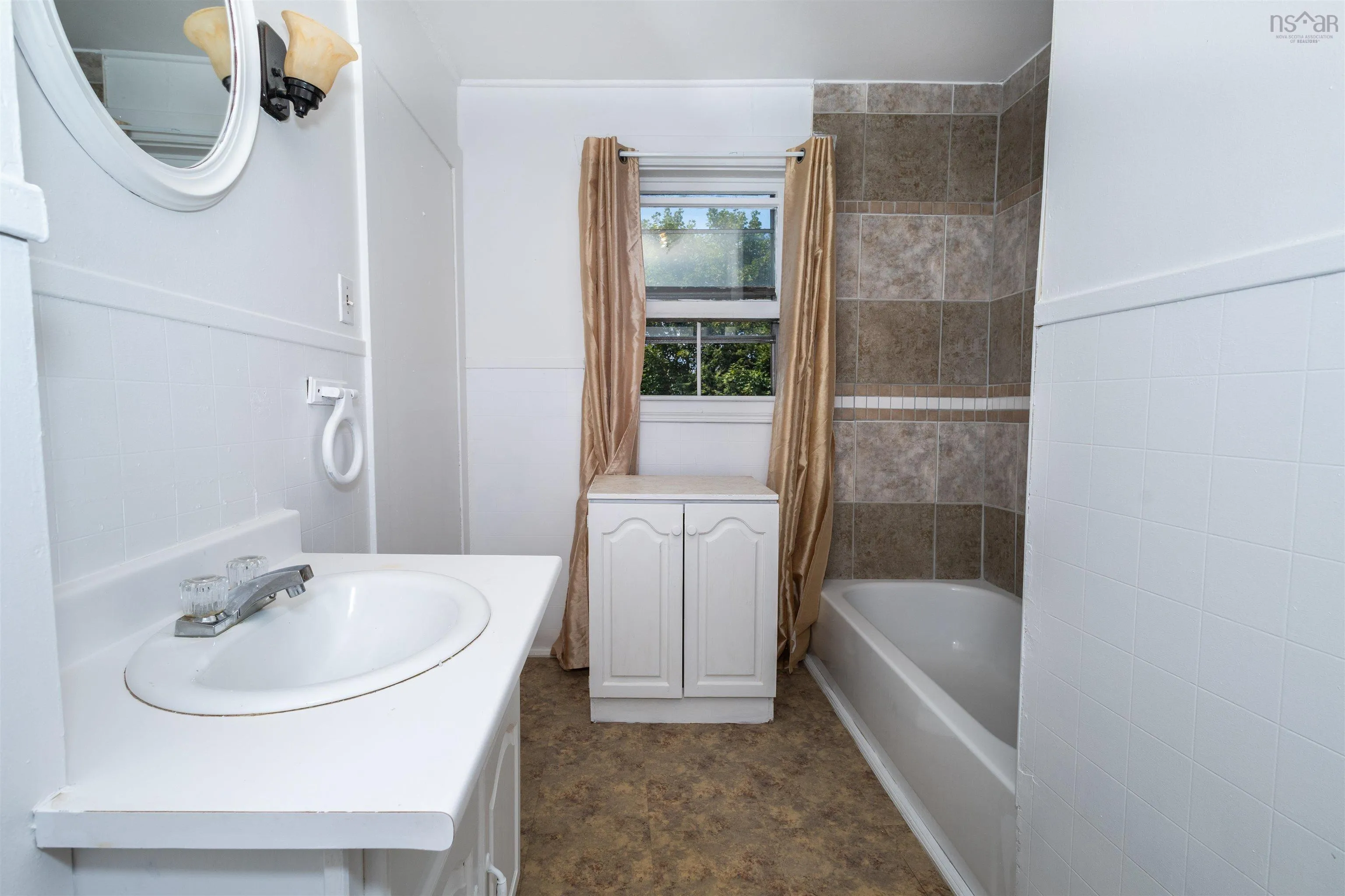 192-194 Gatacre Street, Sydney, NS B1N 1Z2, 5 Bedrooms Bedrooms, ,Residential Income,For Sale,Gatacre,202522640