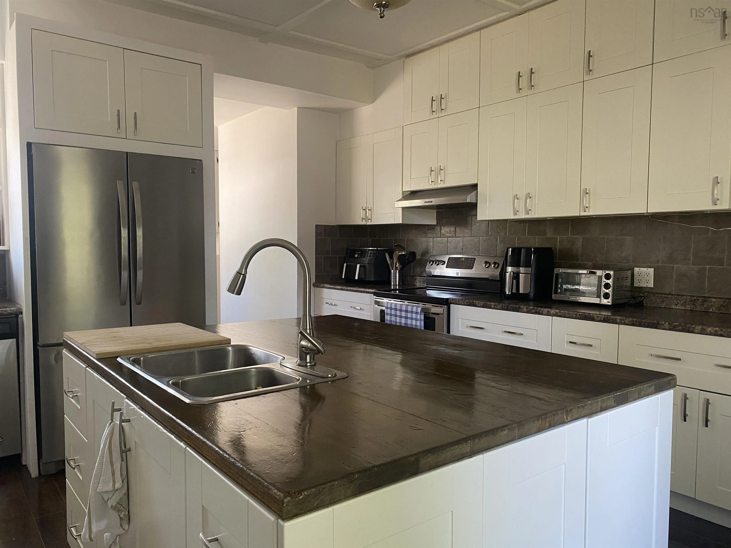 441 Main Street, Liverpool, NS B0T 1K0, 5 Bedrooms Bedrooms, ,3 BathroomsBathrooms,Residential,For Sale,Main,202517916