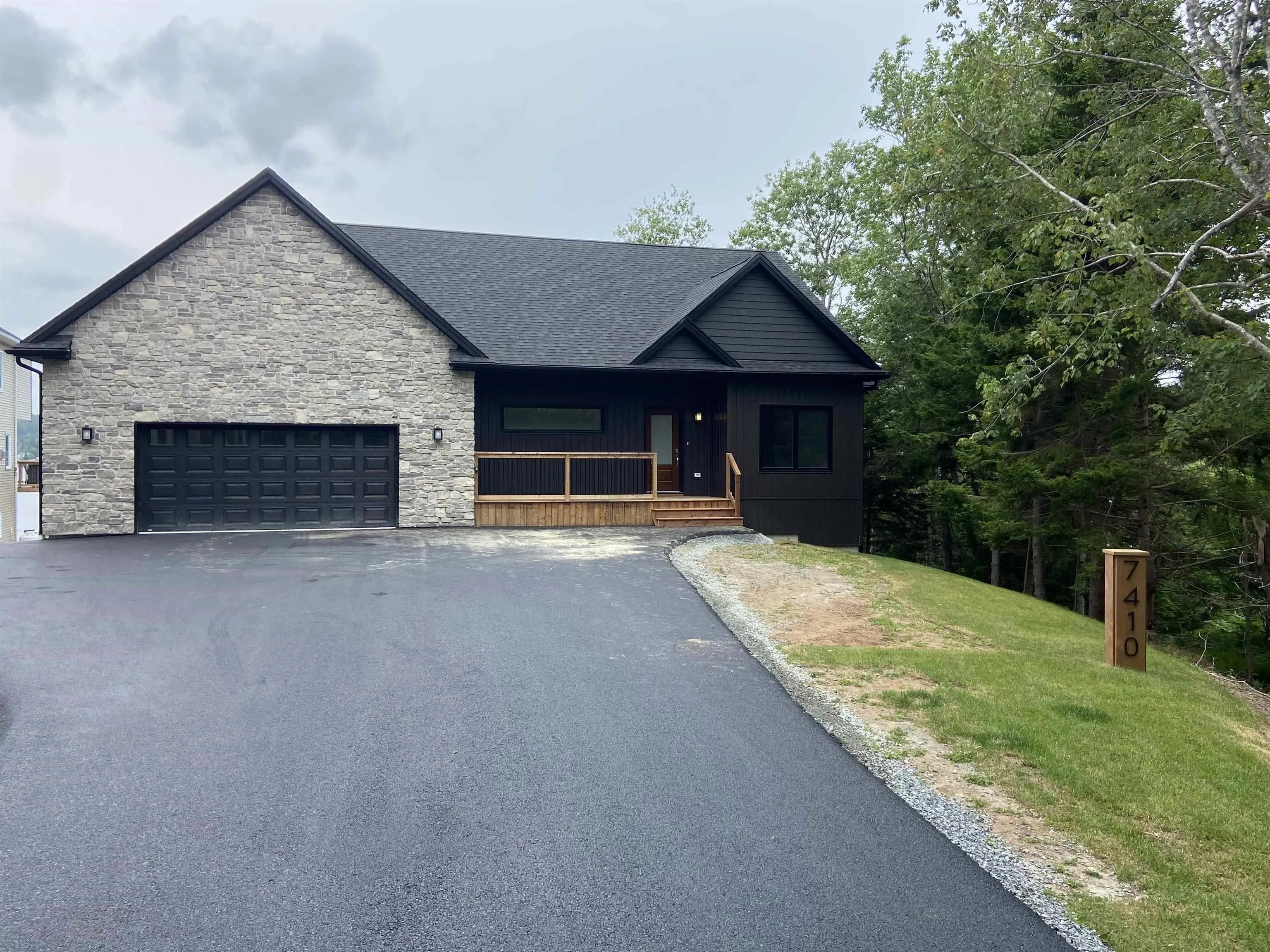 7410 St Margarets Bay Road, Boutiliers Point Ns B3z 1s6, 4 Bedrooms Bedrooms, ,3 BathroomsBathrooms,Residential,For Sale,St Margarets Bay,202509960
