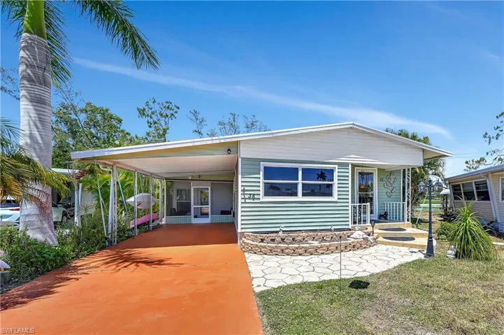 Manufactured / mobile home with a carport