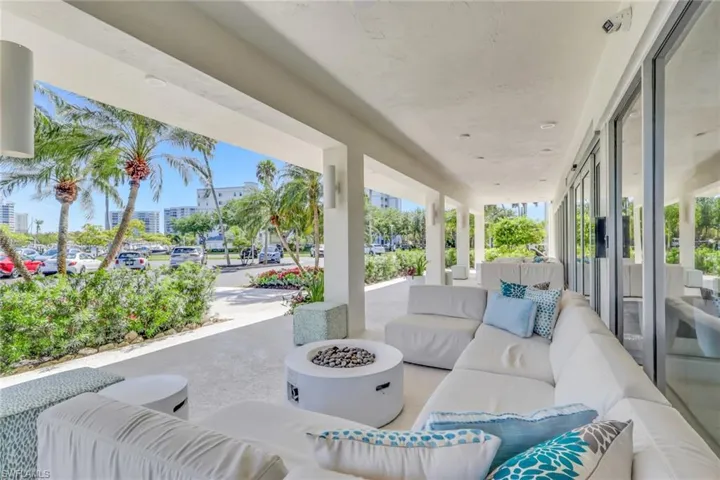 1  Bluebill  AVE, Naples, FL 34108