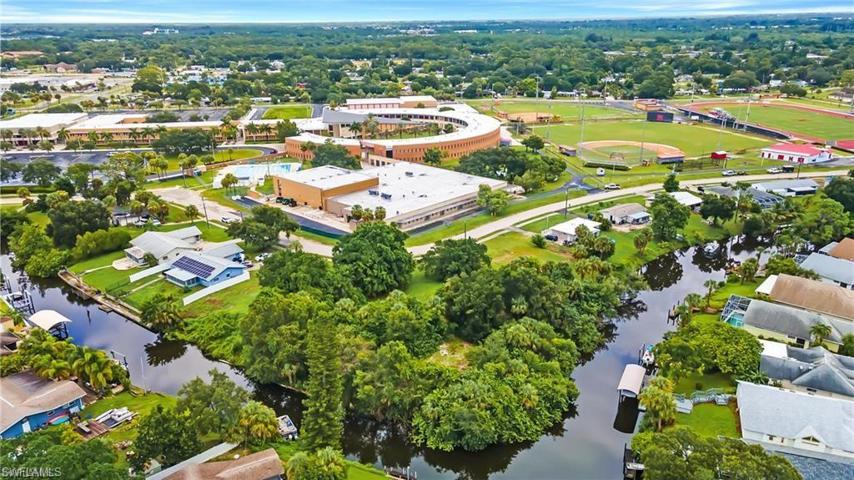 941  Iris  DR, NORTH FORT MYERS, FL 33903